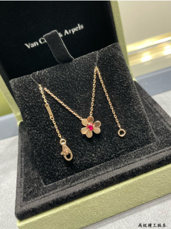 V*N CL*F & arpels mini clover necklace