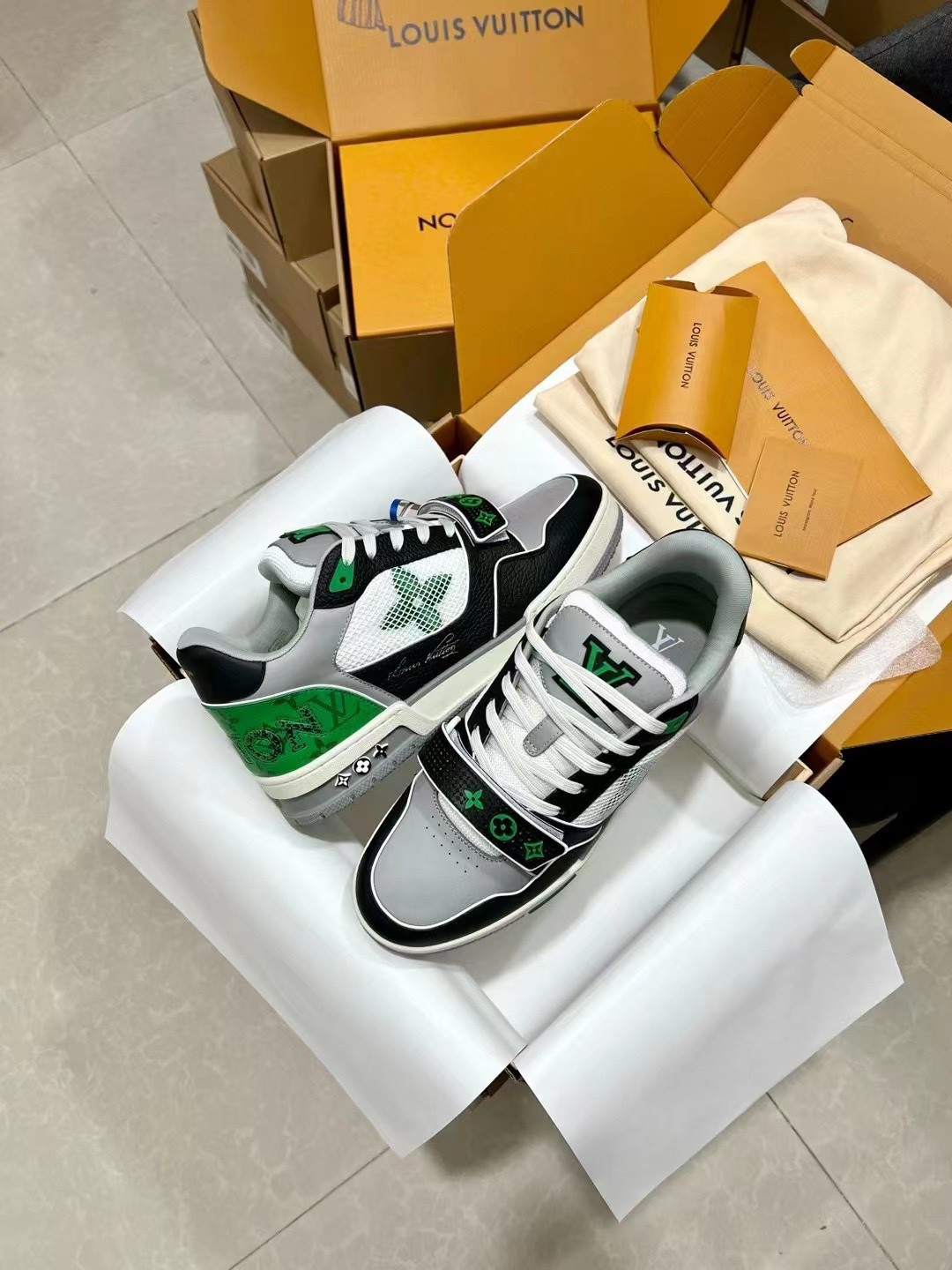 ua l0*is V*t0n lv trainer monogram strap black white green