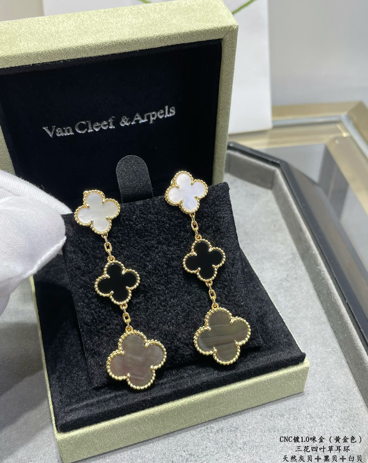 V*N CL*F & arpels three-leaf clover earrings