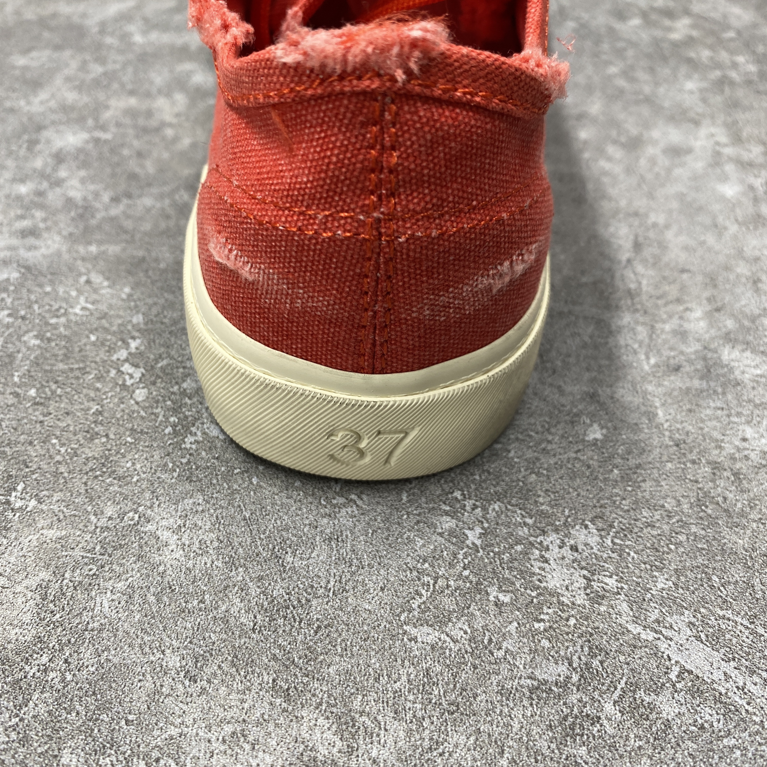 PARIS LOW TOP SNEAKER IN RED
