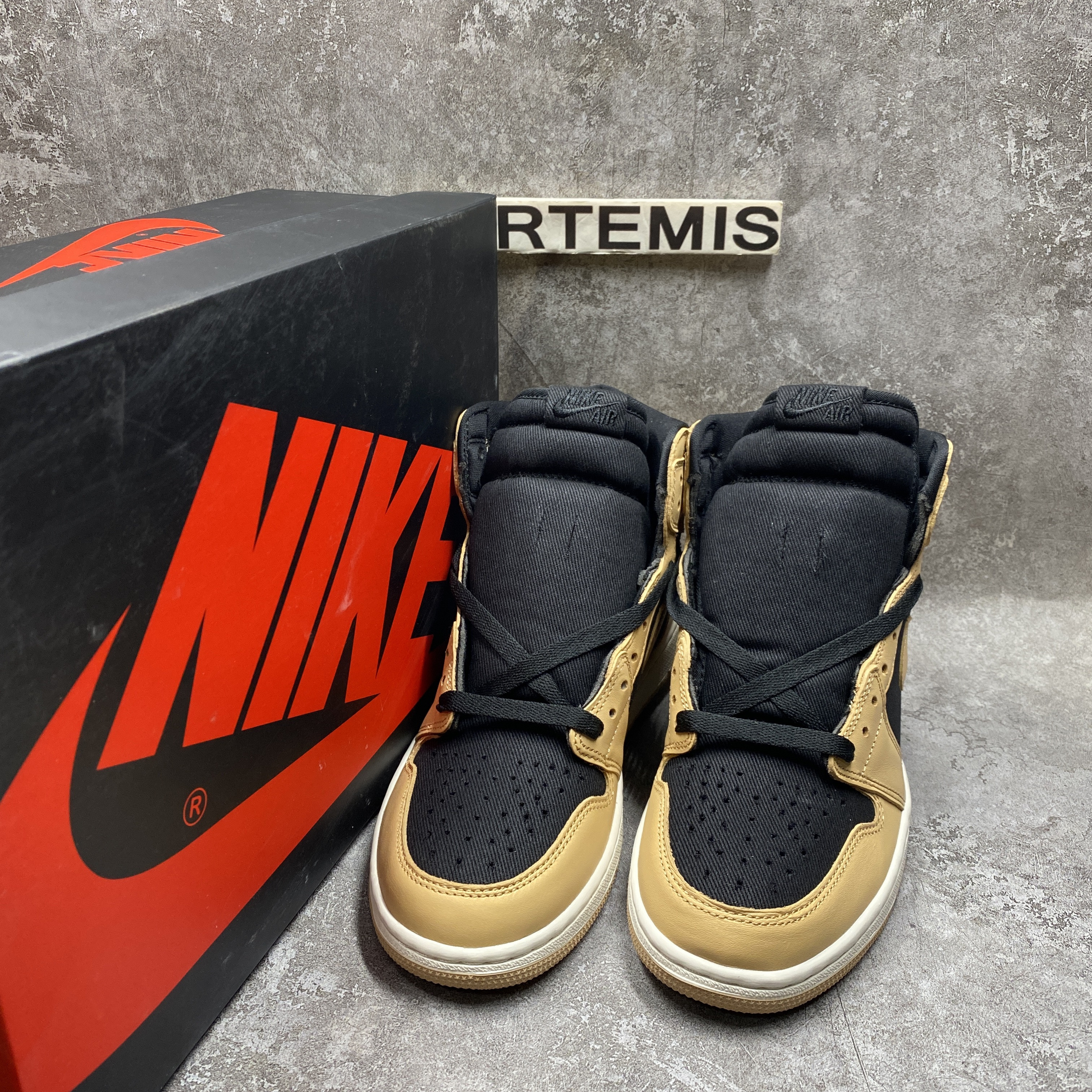 Air Jordan 1 Retro High OG Heirloom