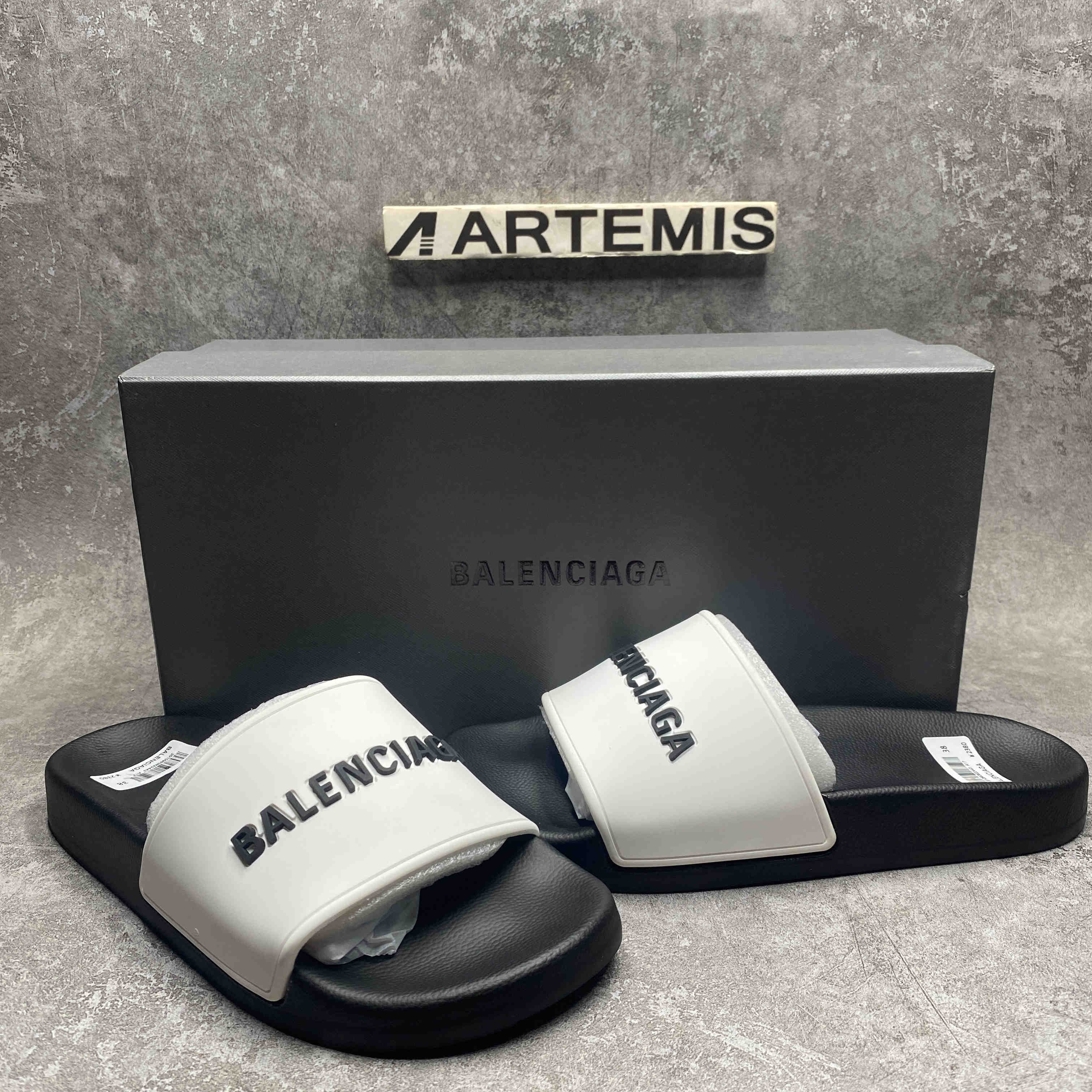Ba*len*cia*ga pool slides logo white black
