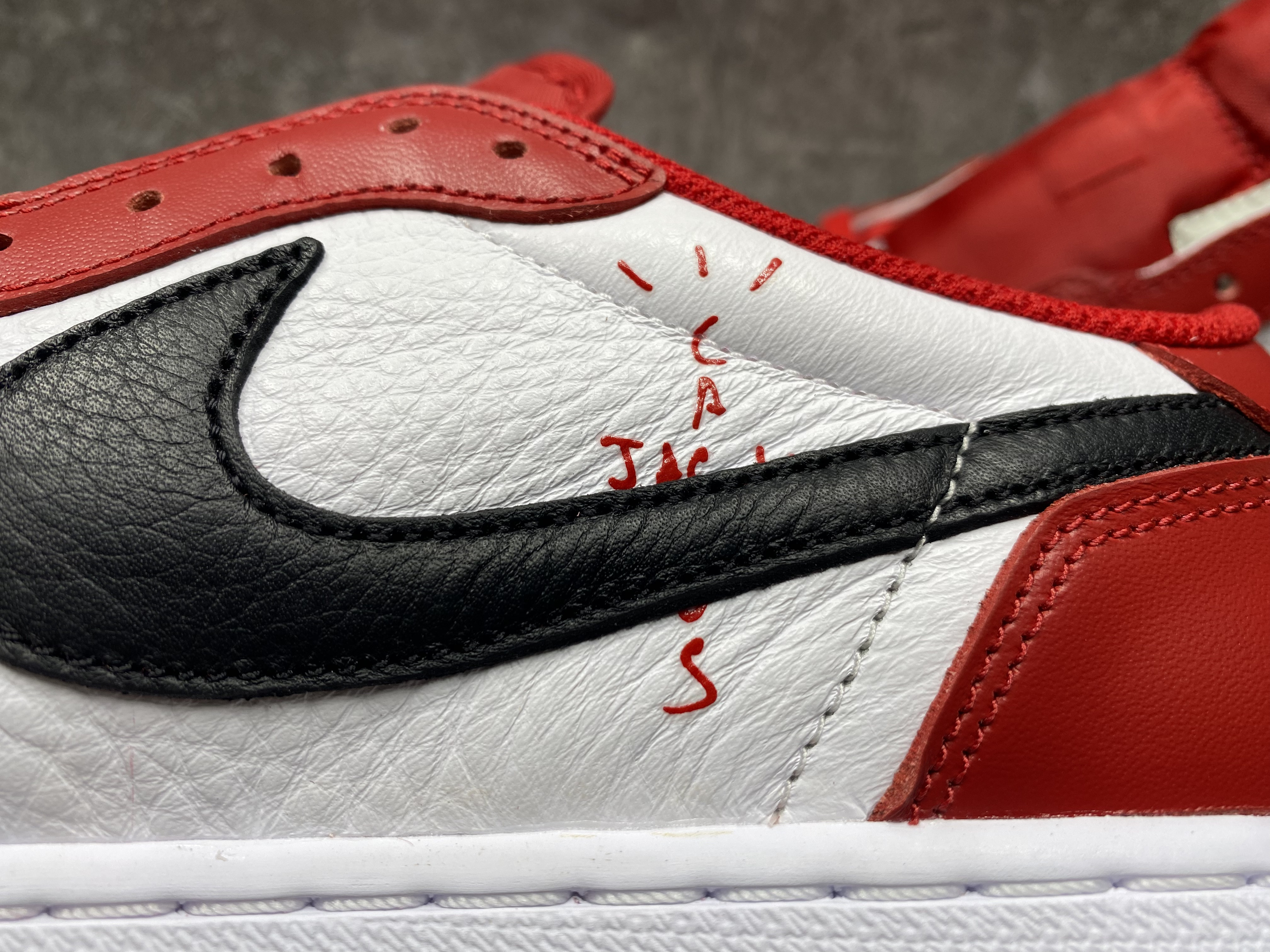 UA TRAVIS SCOTT X AIR JORDAN 1 LOW OG RED