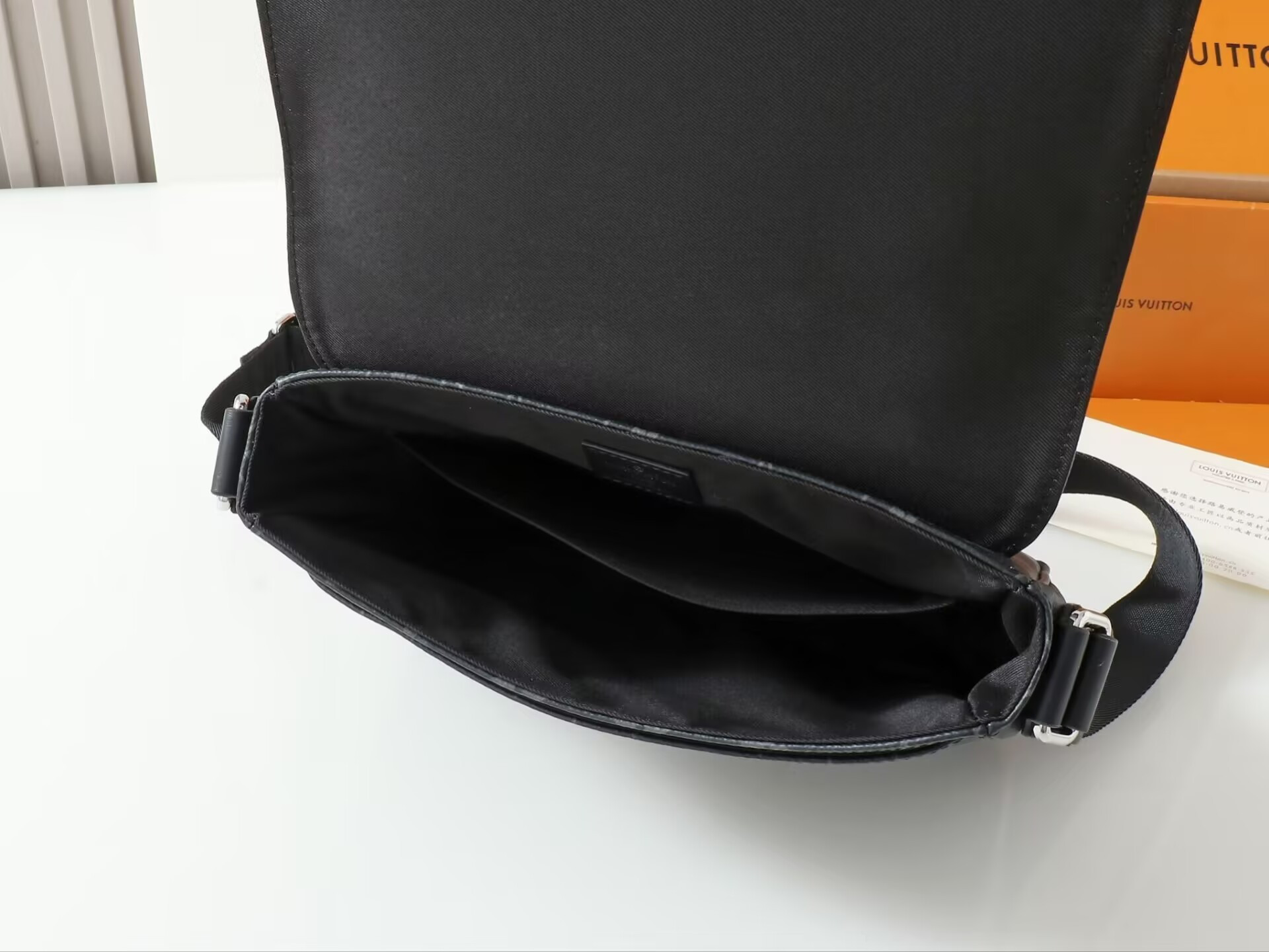 LV District PM M46255 26x20x7cm