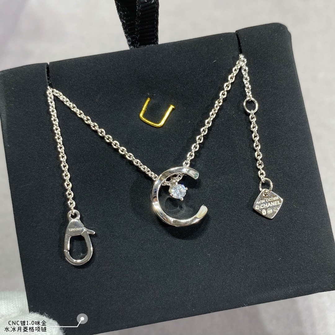 ch*el carved Di*m*nd-shaped sailor moon necklace