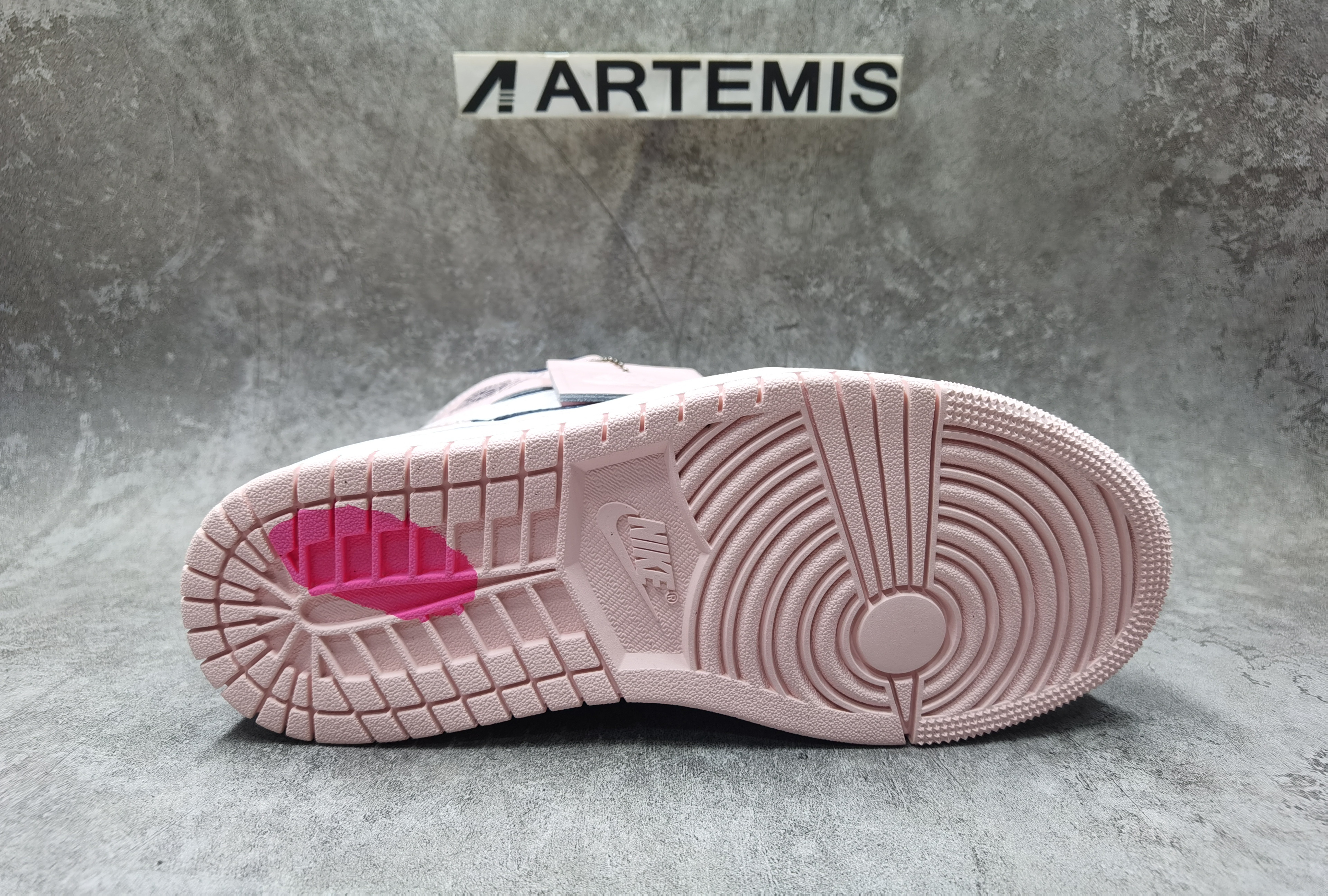 Air Jordan 1 Retro High OG SE Bubble Gum Atmosphere