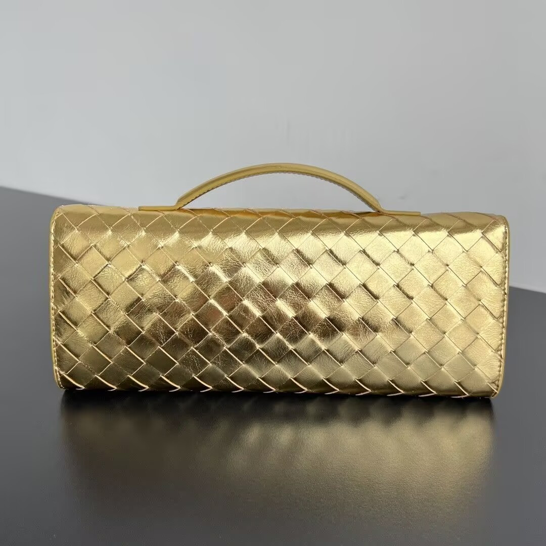 bo*te*ga Ve*ne*ta long clutch andiamo with handle