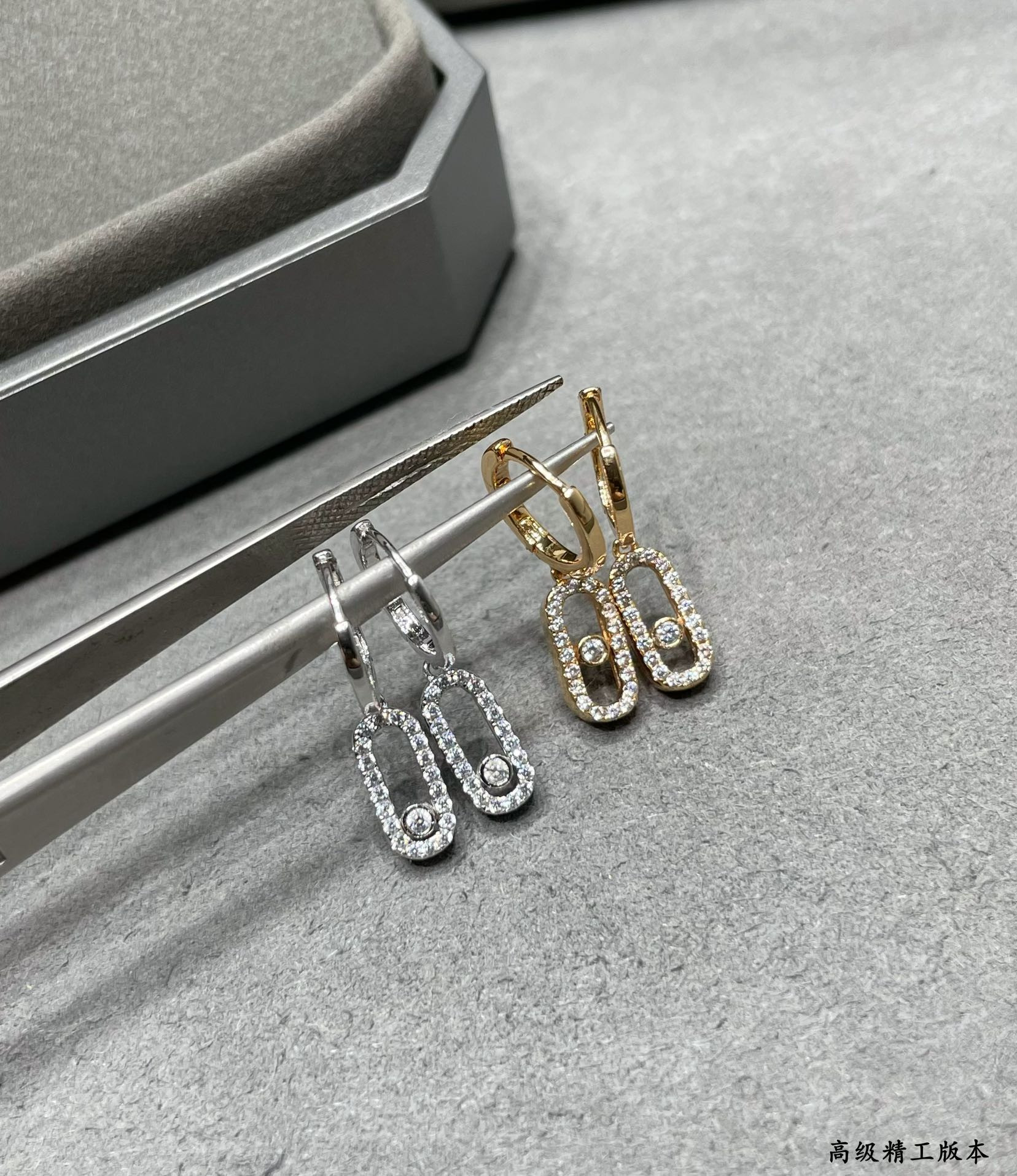 messika single Di*m*nd hoop earrings