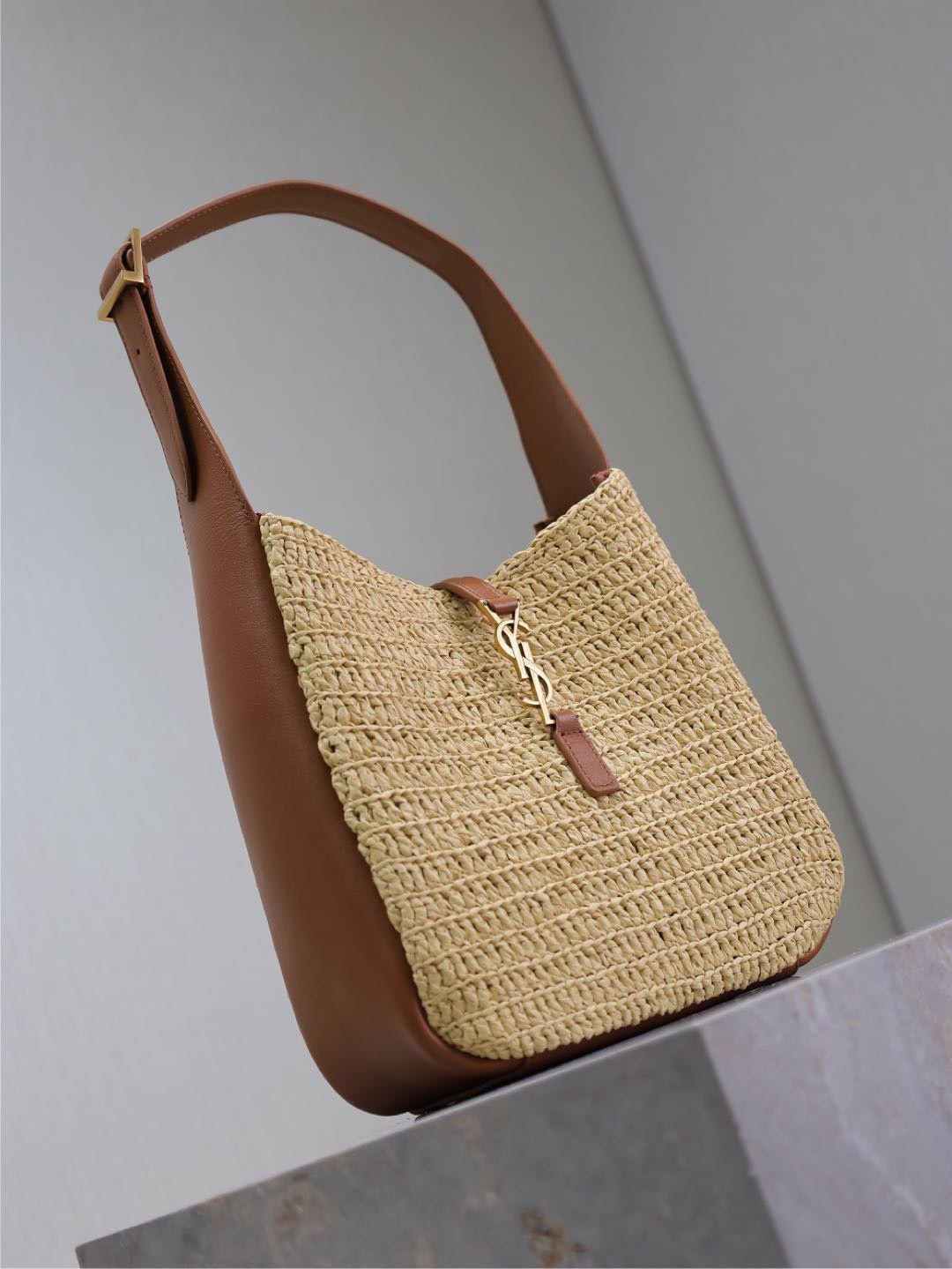 y*l le 5 À 7 S*pple small in raffia and leather 22 x 22 x 7-9 cm