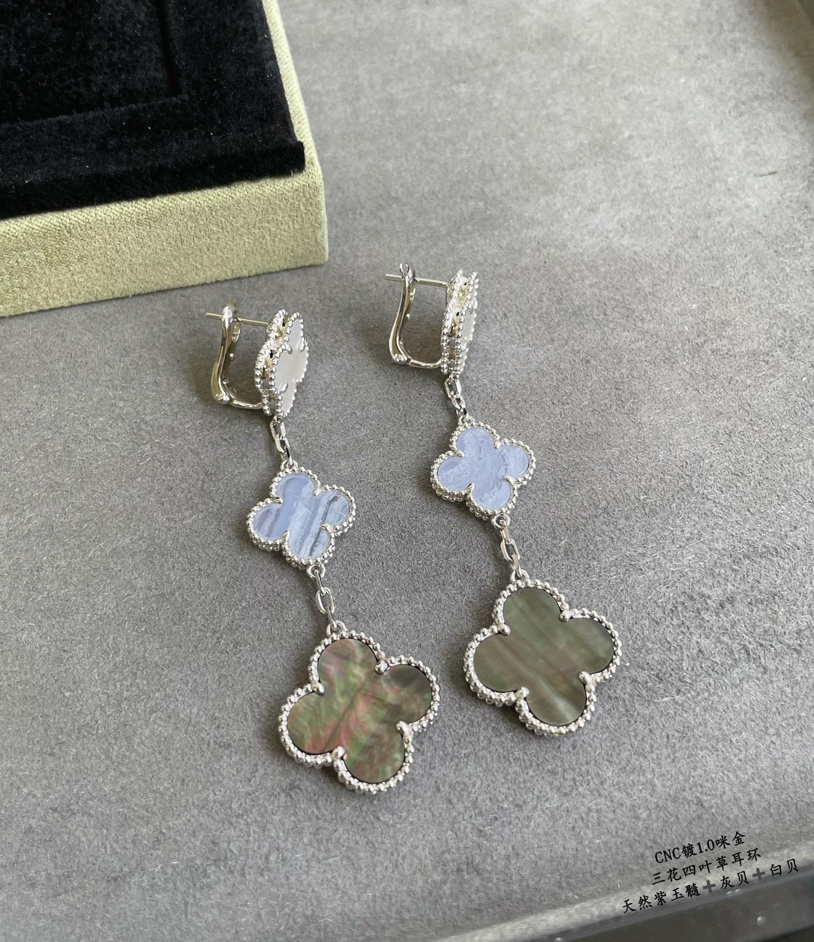 V*N CL*F & arpels three-leaf clover earrings