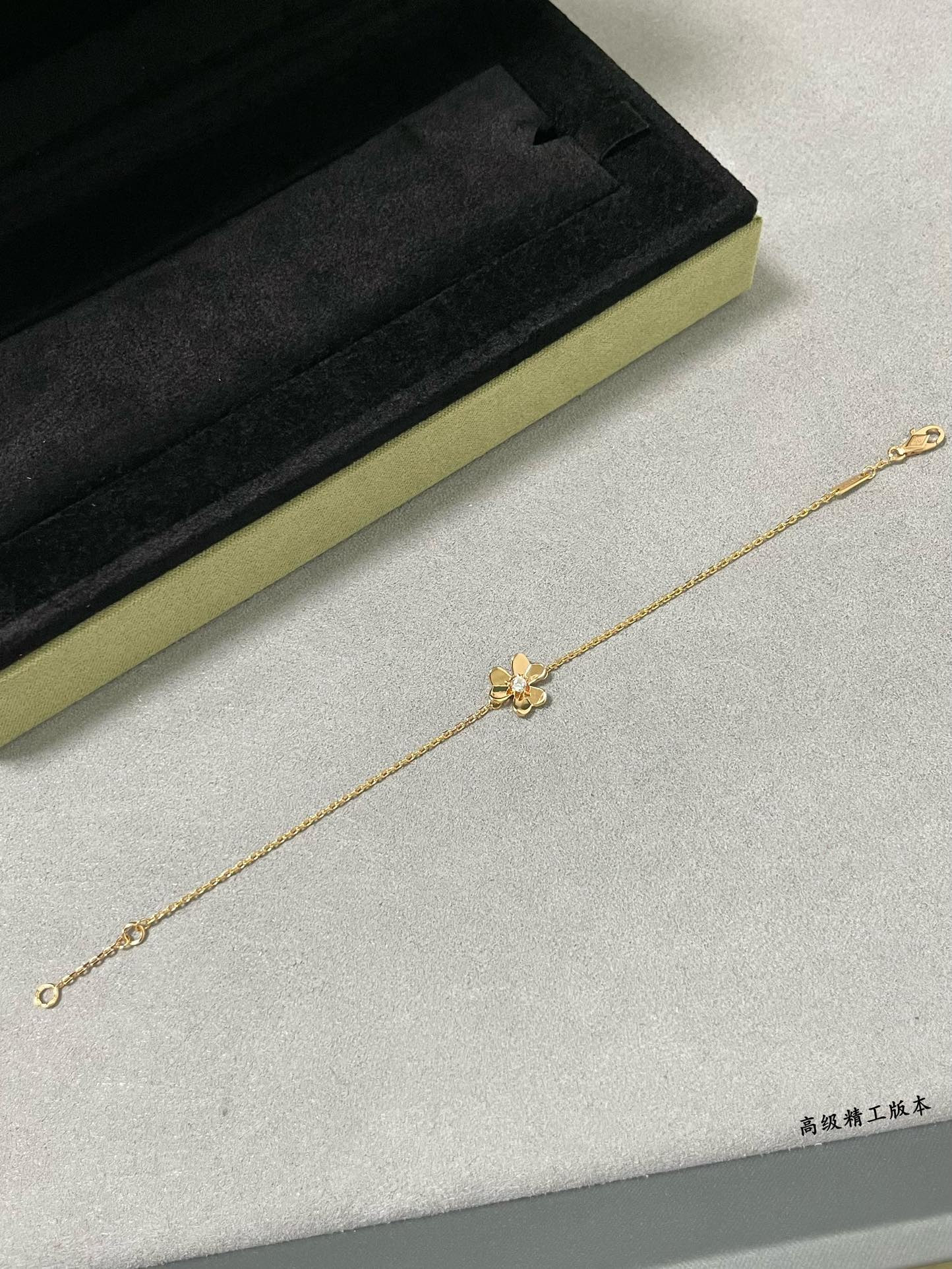 V*N CL*F & arpels mini clover bracelet