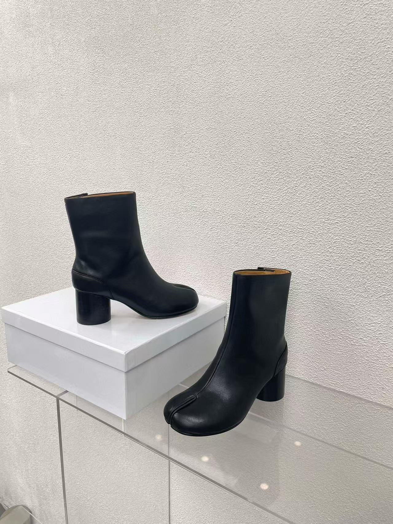 ua ma*s*n Ma*i*la tabi ankle boots