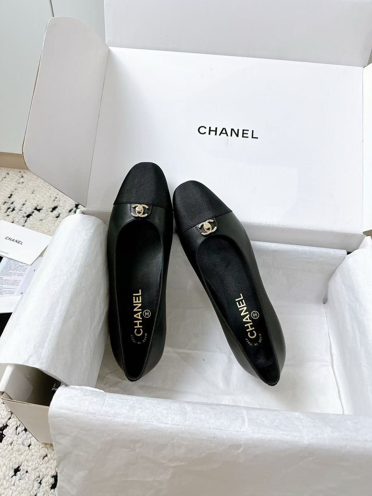 ua Ch*el ballet flats