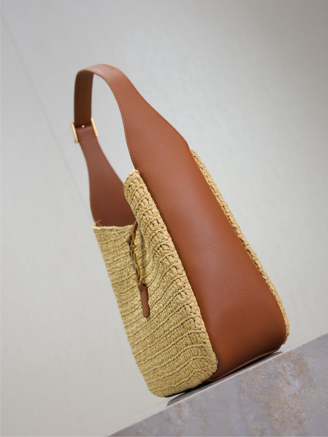 y*l le 5 À 7 S*pple small in raffia and leather 22 x 22 x 7-9 cm
