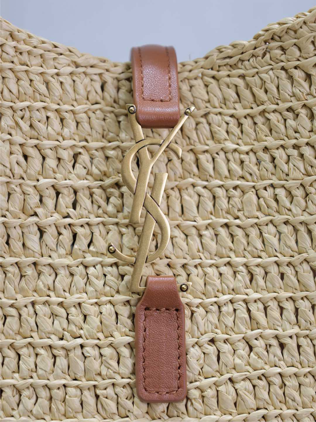 y*l le 5 À 7 S*pple small in raffia and leather 22 x 22 x 7-9 cm