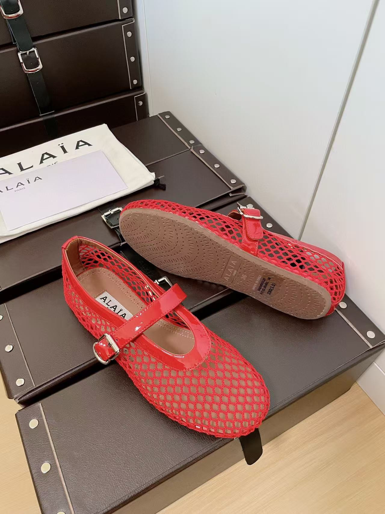 UA ALAÏA BALLET FLATS IN FISHNET