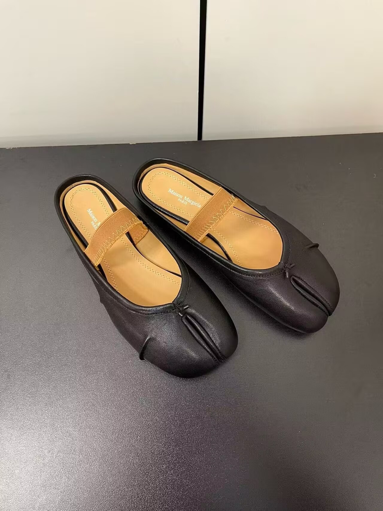 ua ma*s*n Ma*i*la split-toe leather ballerina mules black