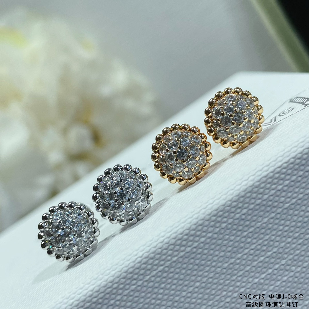 v*n cl*f & arpels round bead full Di*m*nd earrings