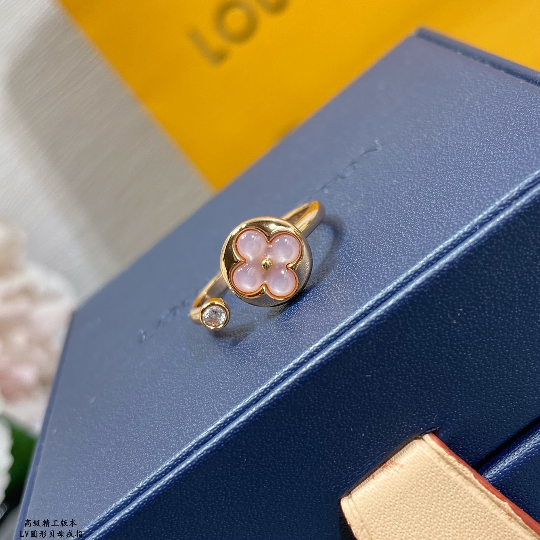 l0*is V*t0n round mother-of-pearl ring