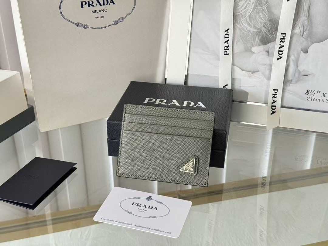 Pra*a card holder