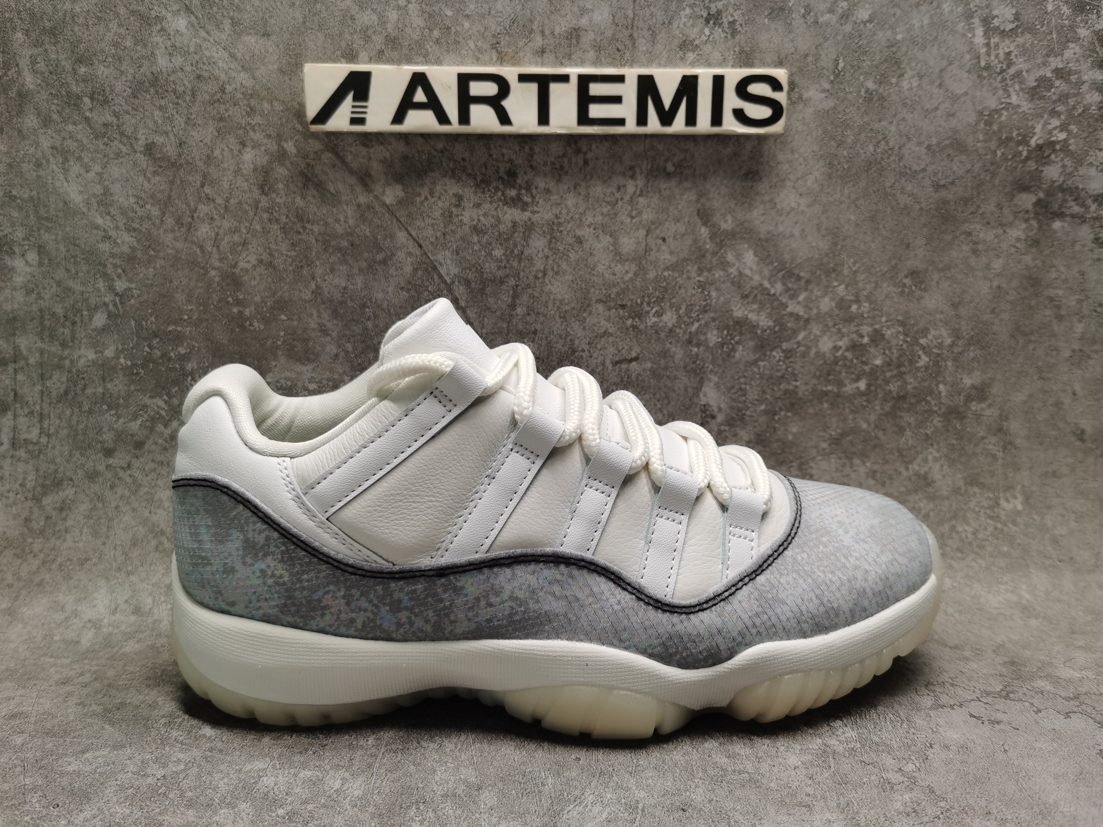 UA AIR JORDAN 11 RETRO LOW
