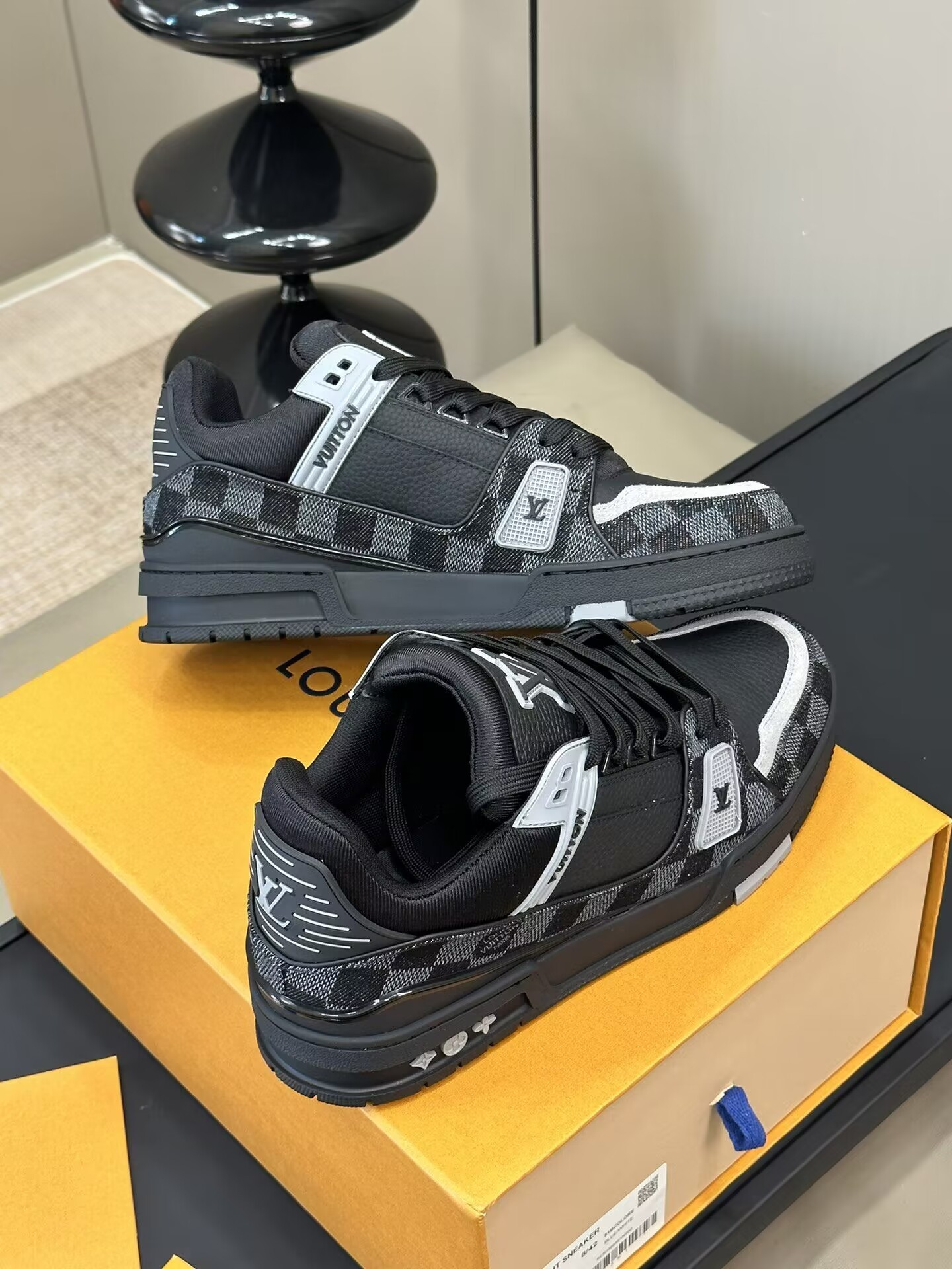 UA LV TRAINER SNEAKER