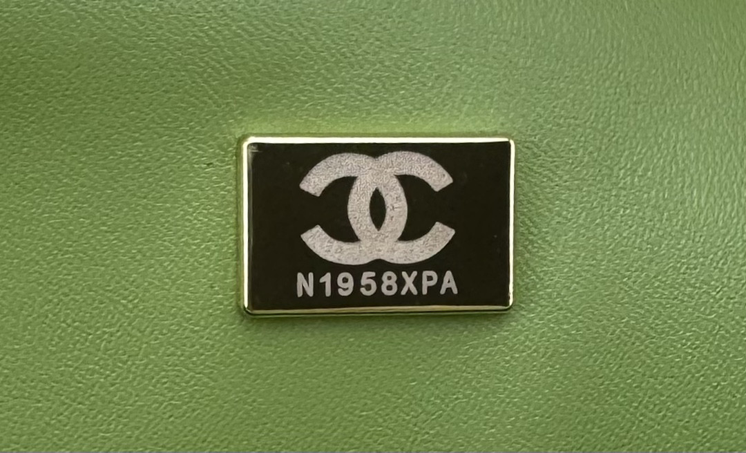 Ch*el mini classic 11.12 handbag 25 15.5 × 25.5 × 6.5 cm