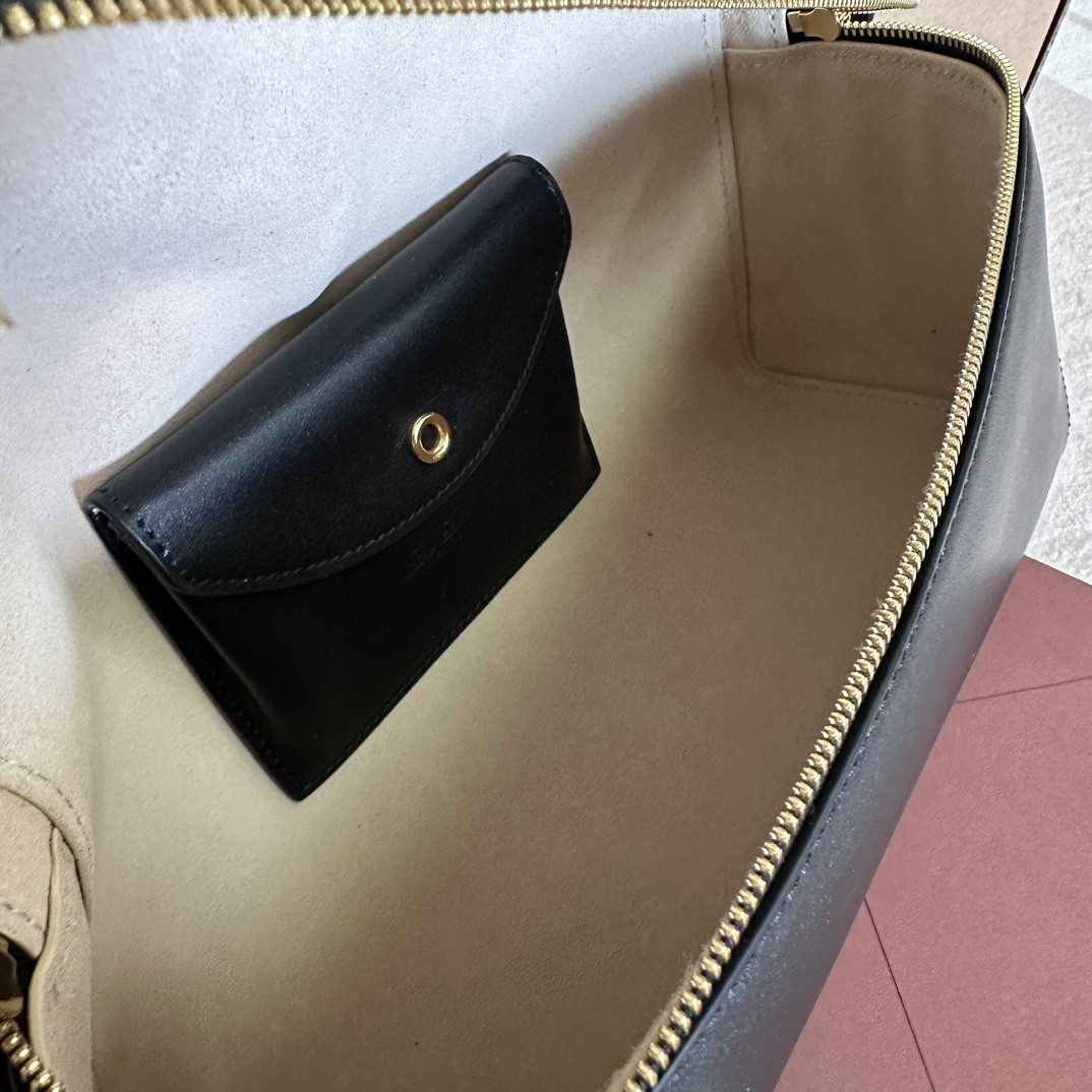 L**o p*ana extra pocket l27 ostrich leather 16 x 27 x 10 cm