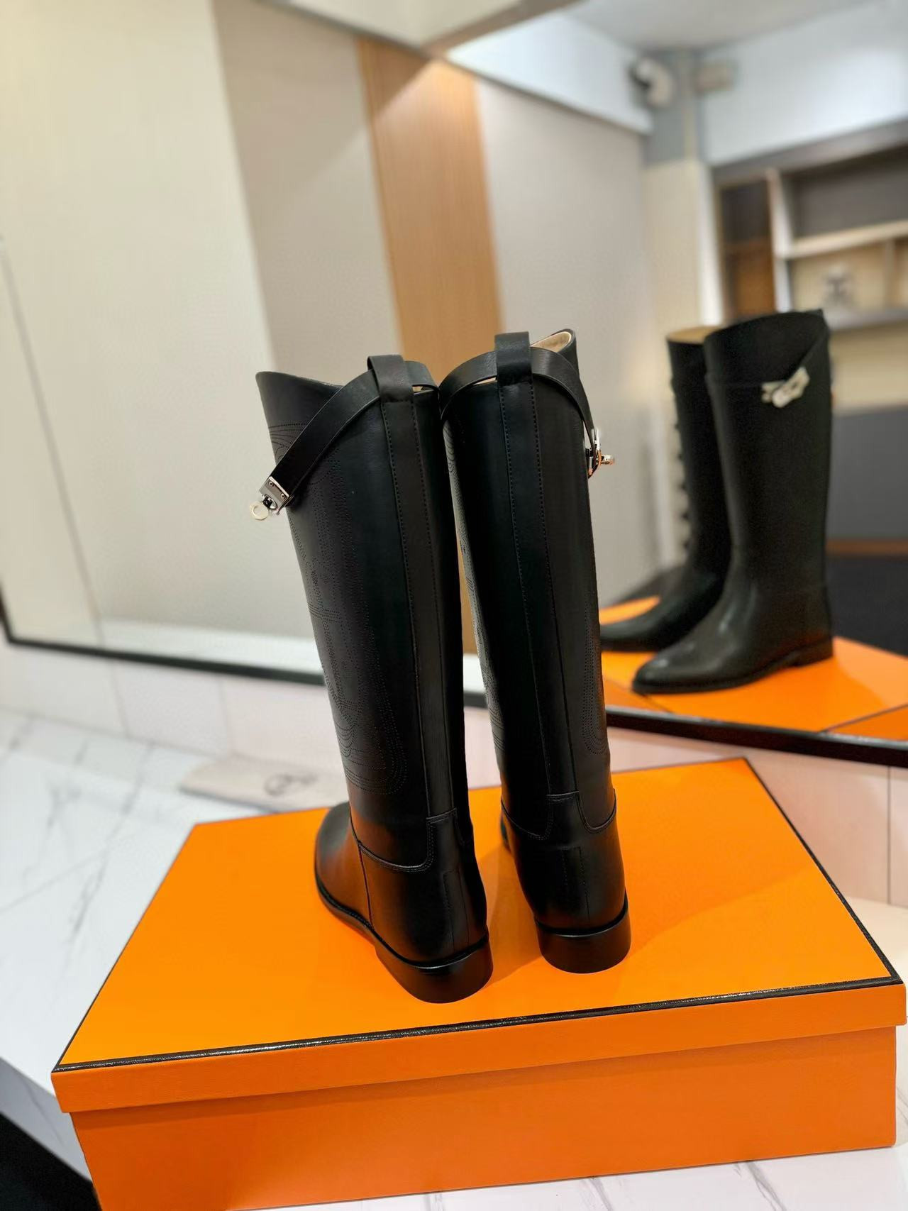 ua H**me5 jumping boots