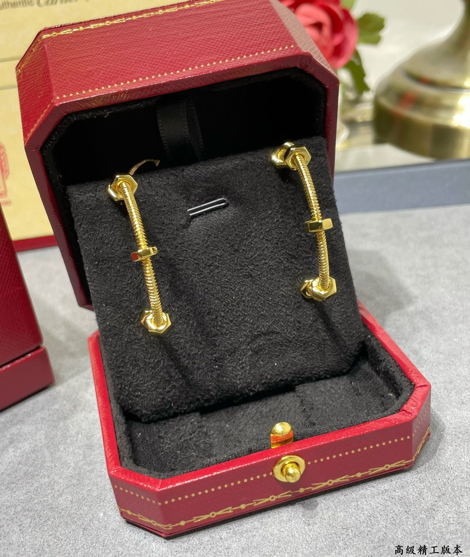 Ca*t*er screw earrings