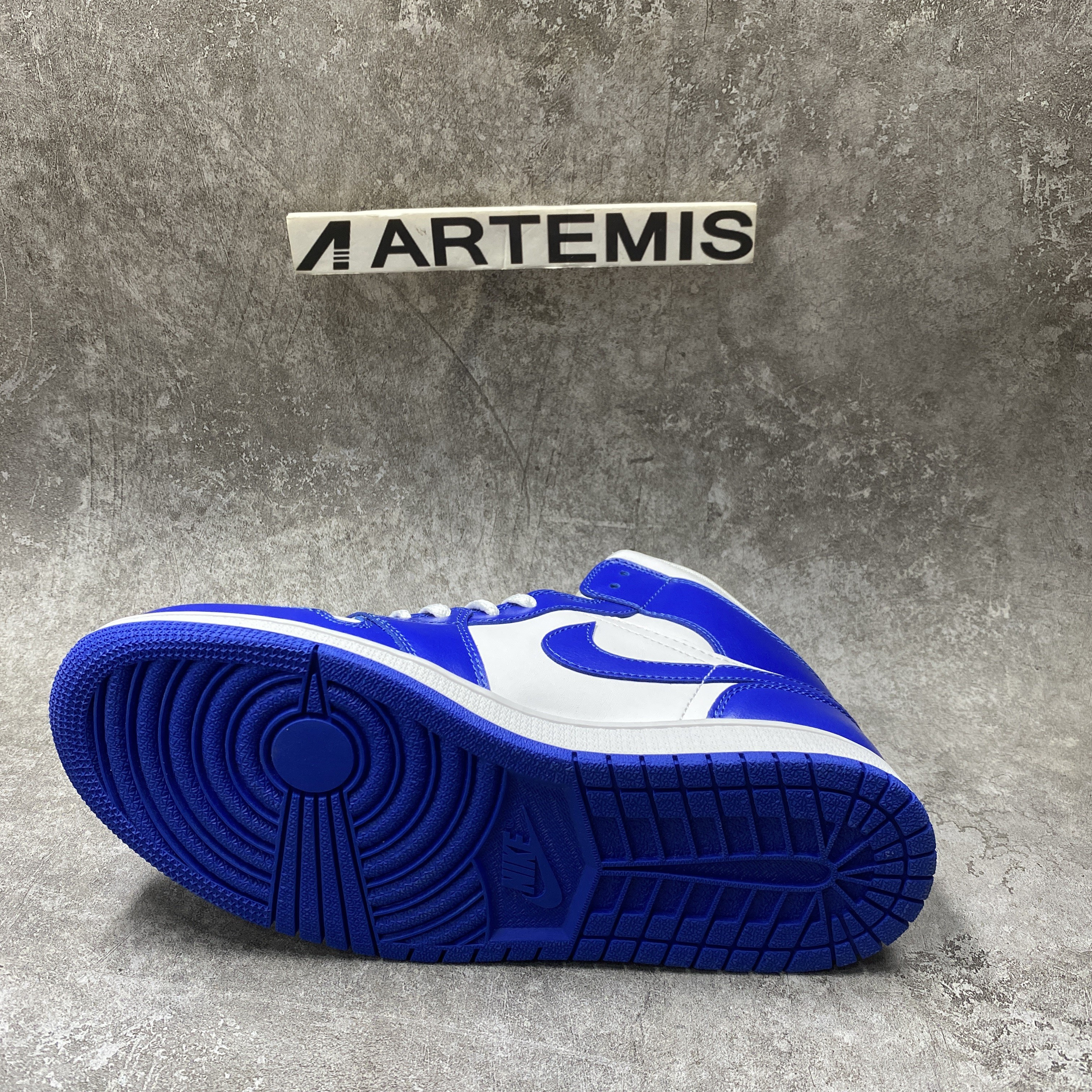 Air Jordan 1 Mid Kentucky Blue