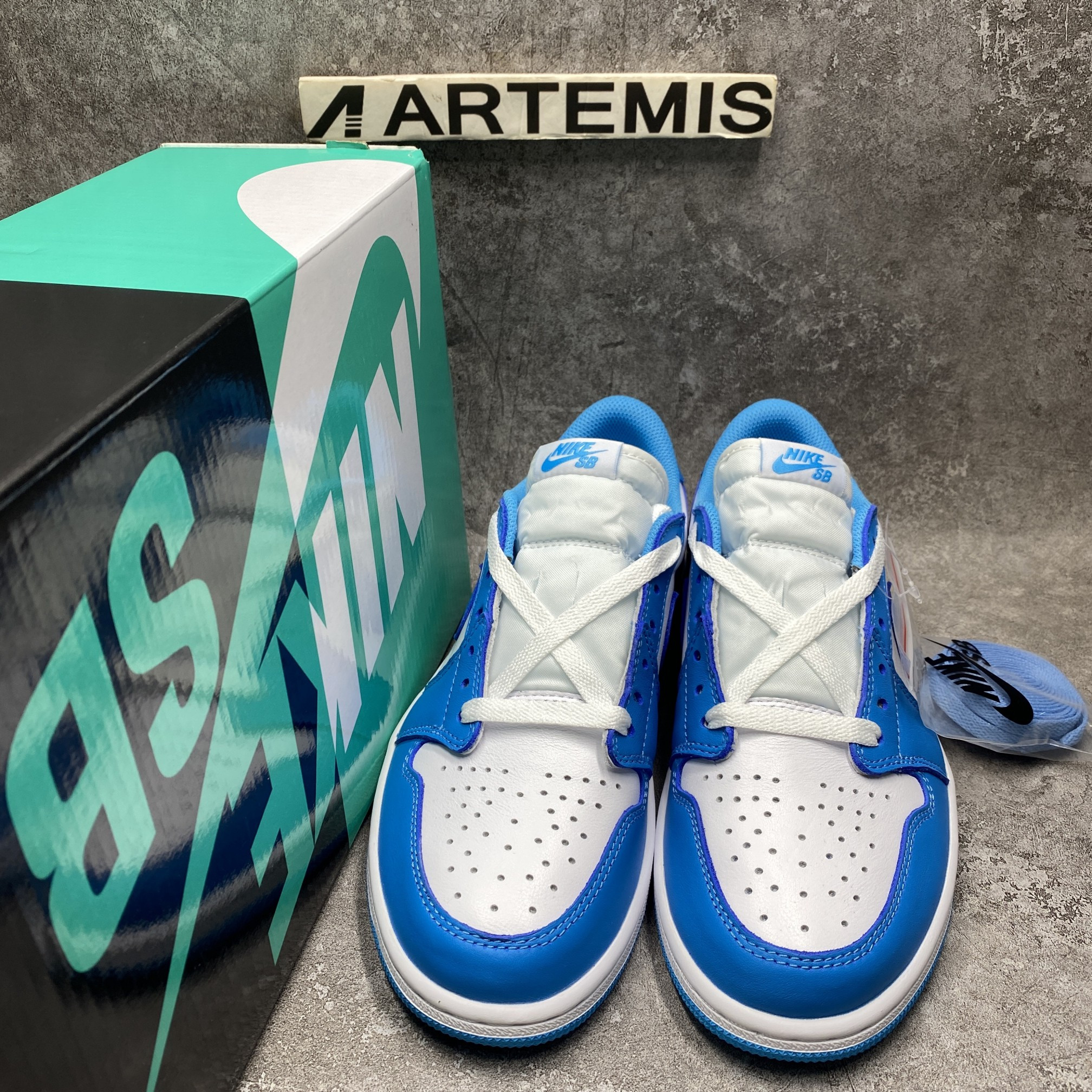 Air Jordan 1 Low SB UNC