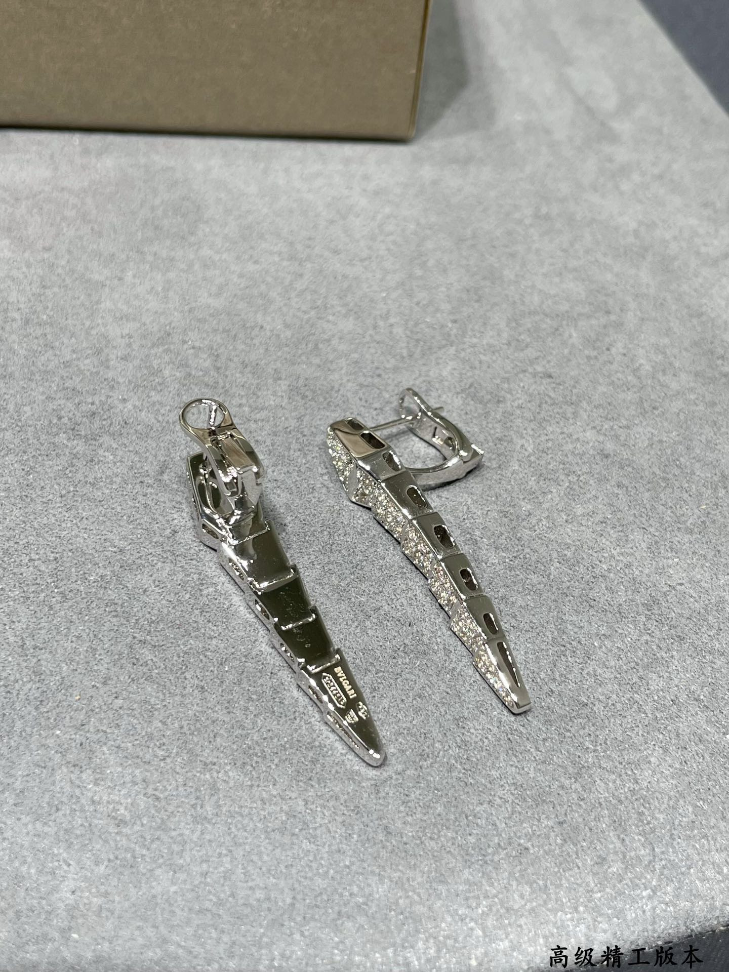 B*l*ai full-level drill snake earrings