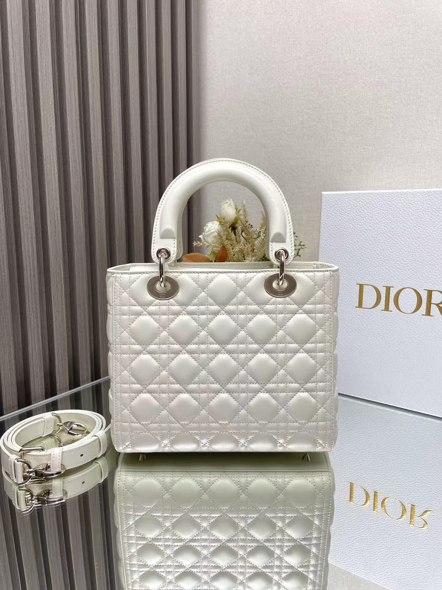 medium lady D*or bag 24 x 20 x 12 cm