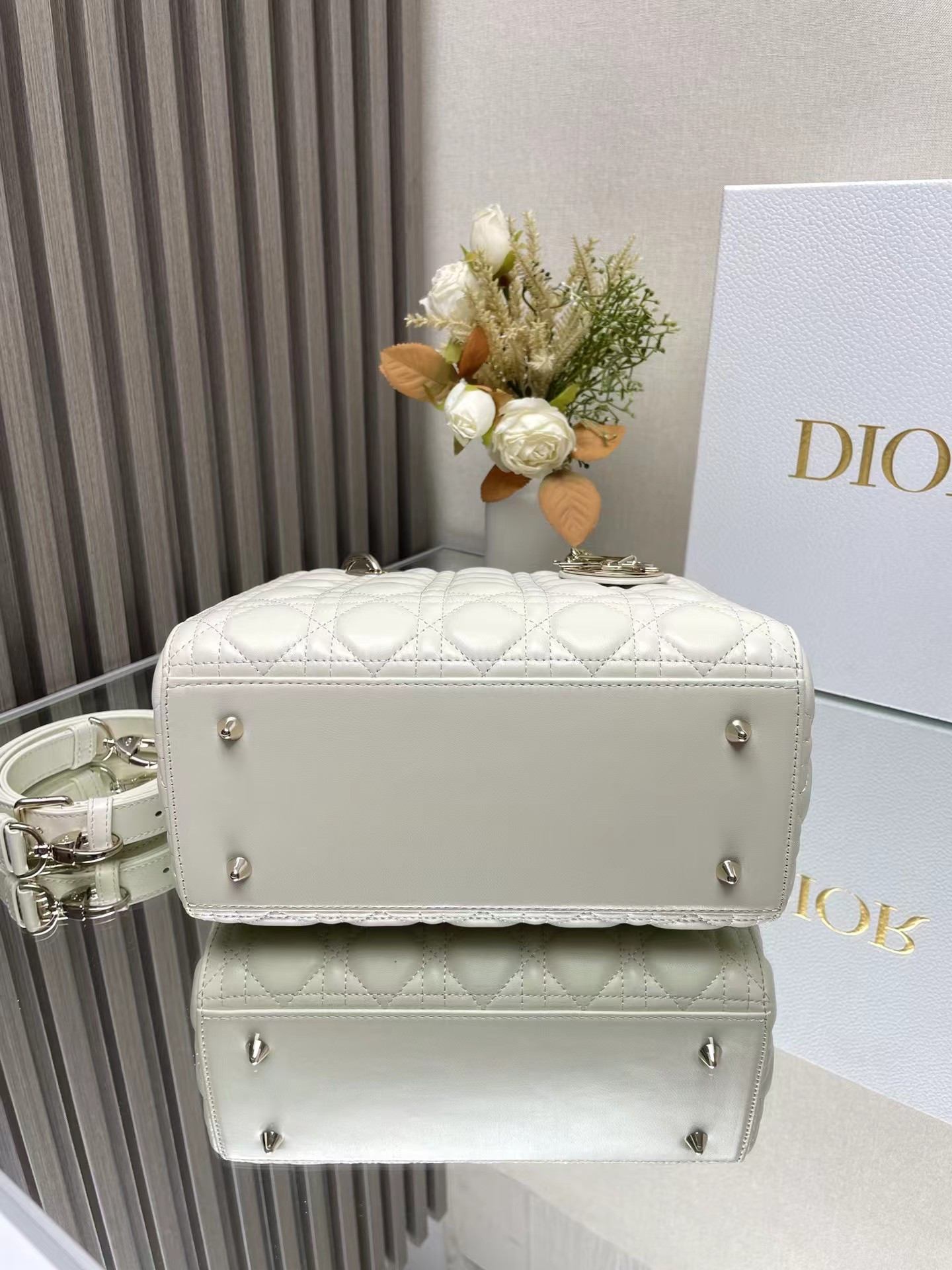 medium lady D*or bag 24 x 20 x 12 cm