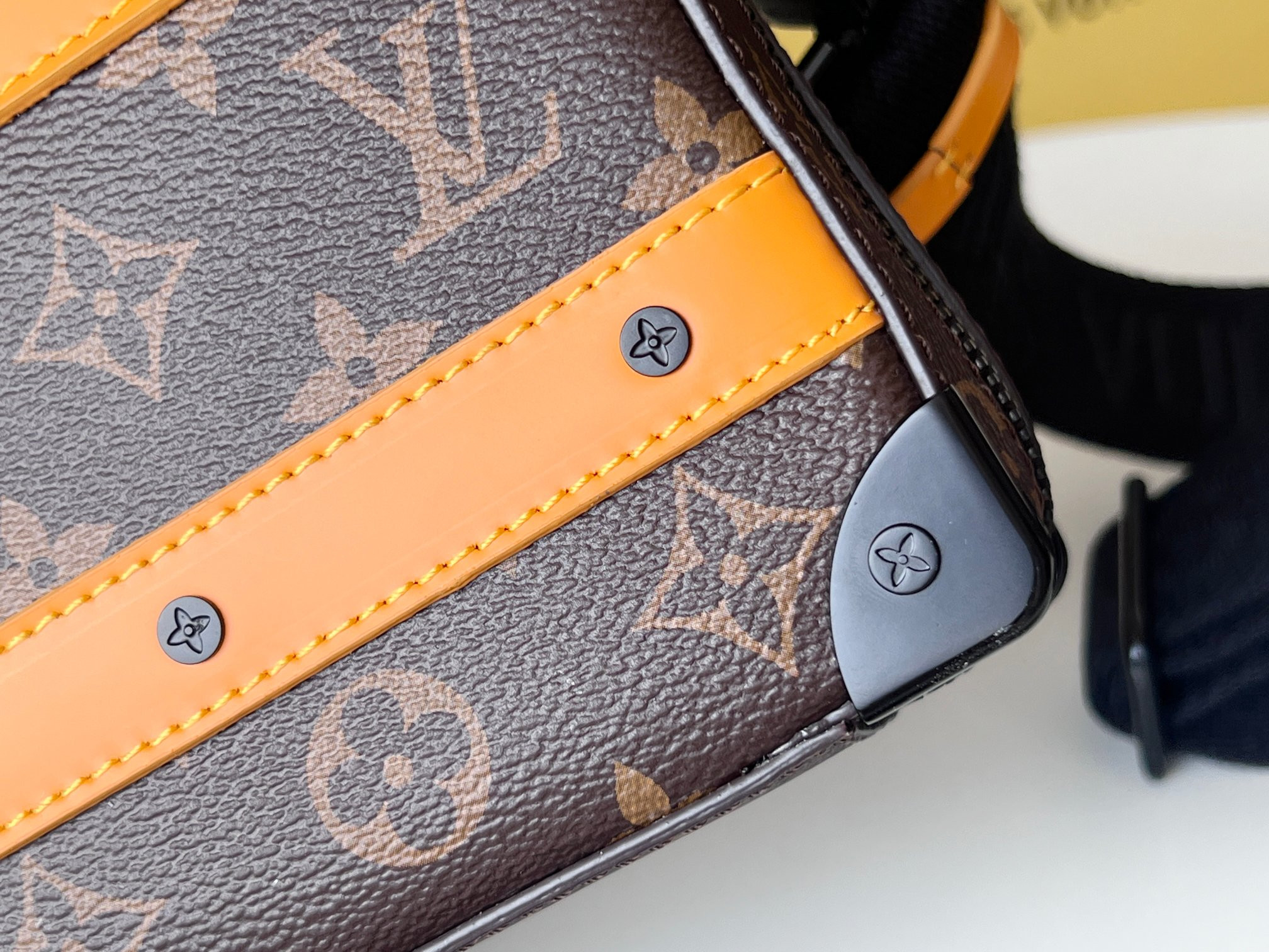 LV Handle Soft Trunk M46689 21.5x15x7cm