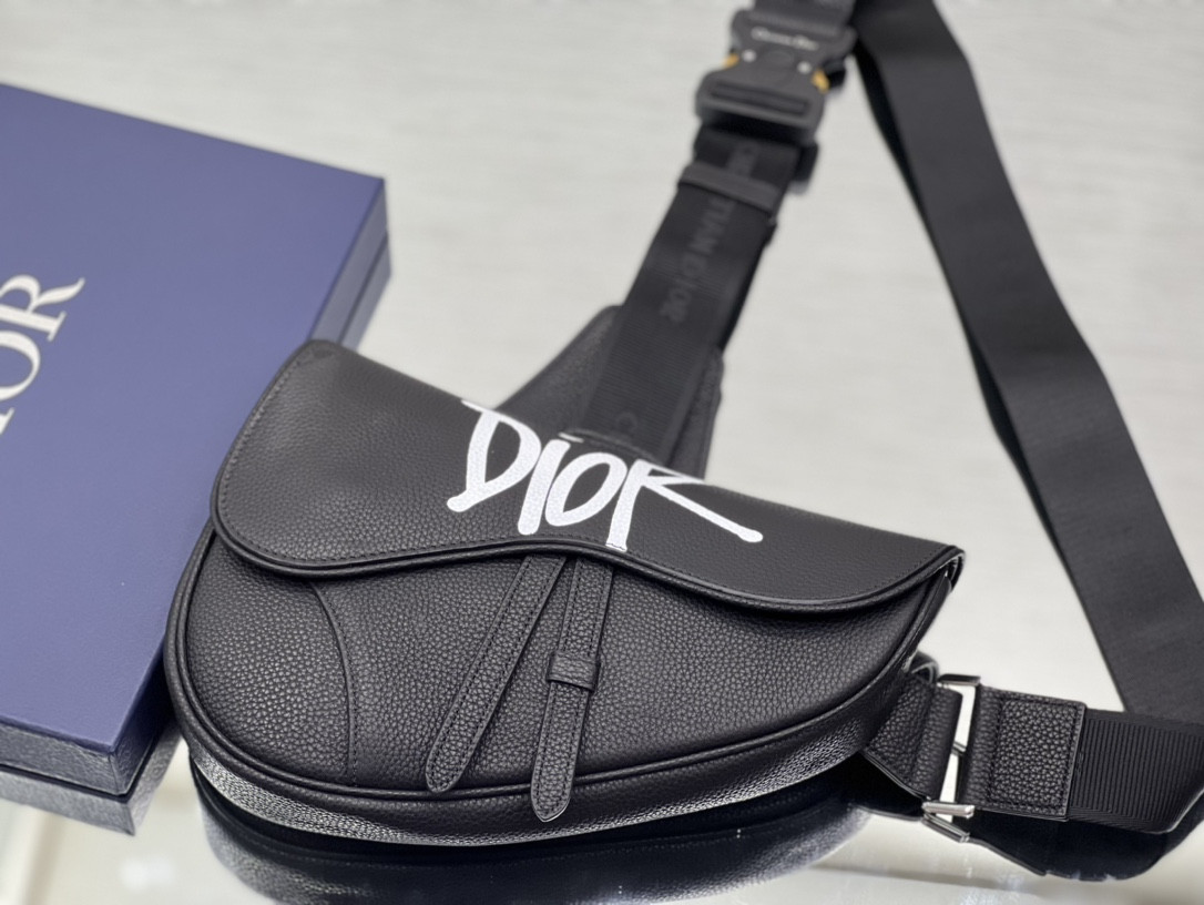 ch**an D*or x shawn stussy grained calfskin saddle 26 x 19 x 4.5 cm