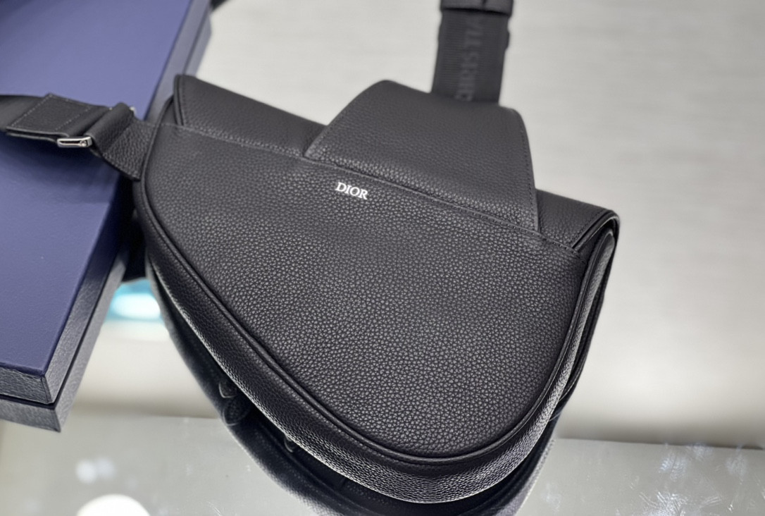 ch**an D*or x shawn stussy grained calfskin saddle 26 x 19 x 4.5 cm