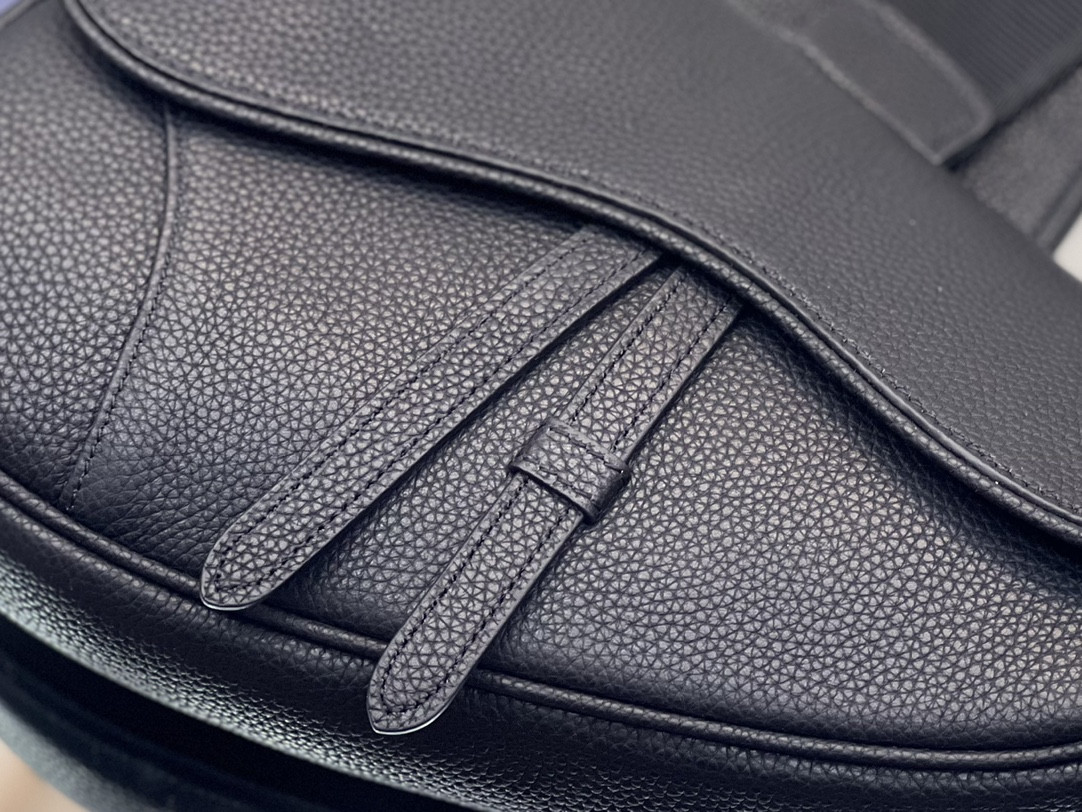 D*or saddle bag black grained calfskin 26 x 19 x 4.5 cm