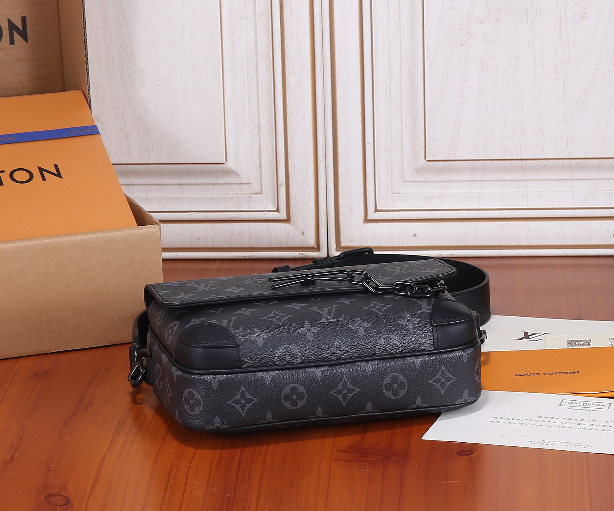 LV M4679 Steamer Messenger 24 x 17 x 5 CM