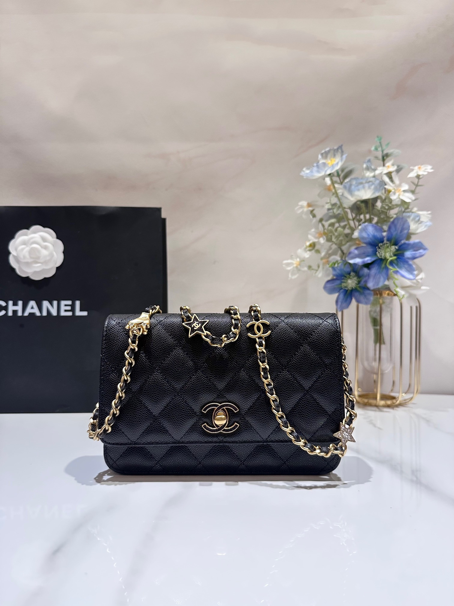 Ch*el classic wallet on chain 4.8 × 7.5 × 1.4 in