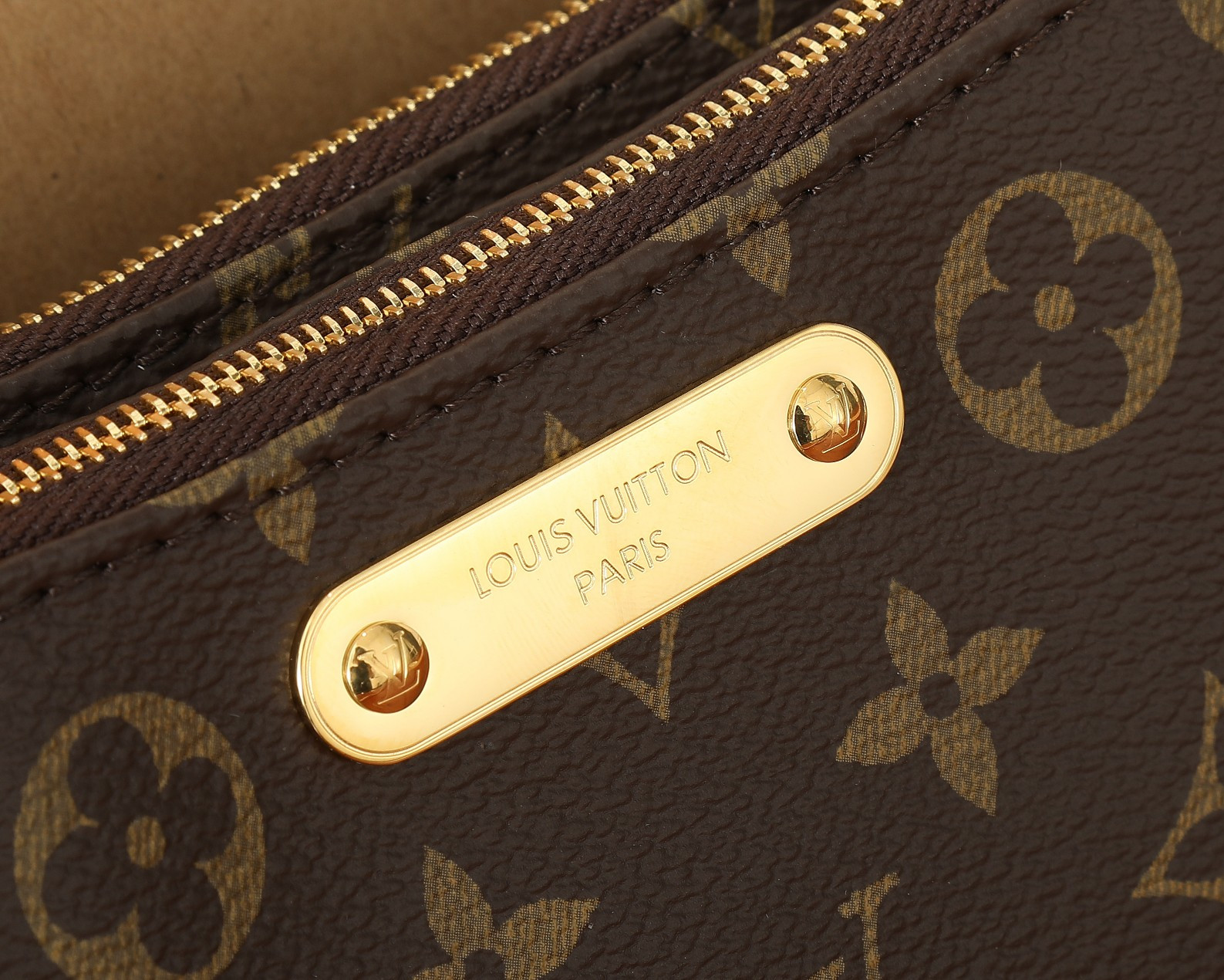 LV Liv Pochette M83008 9.6 x 5.3 x 2.6 inches