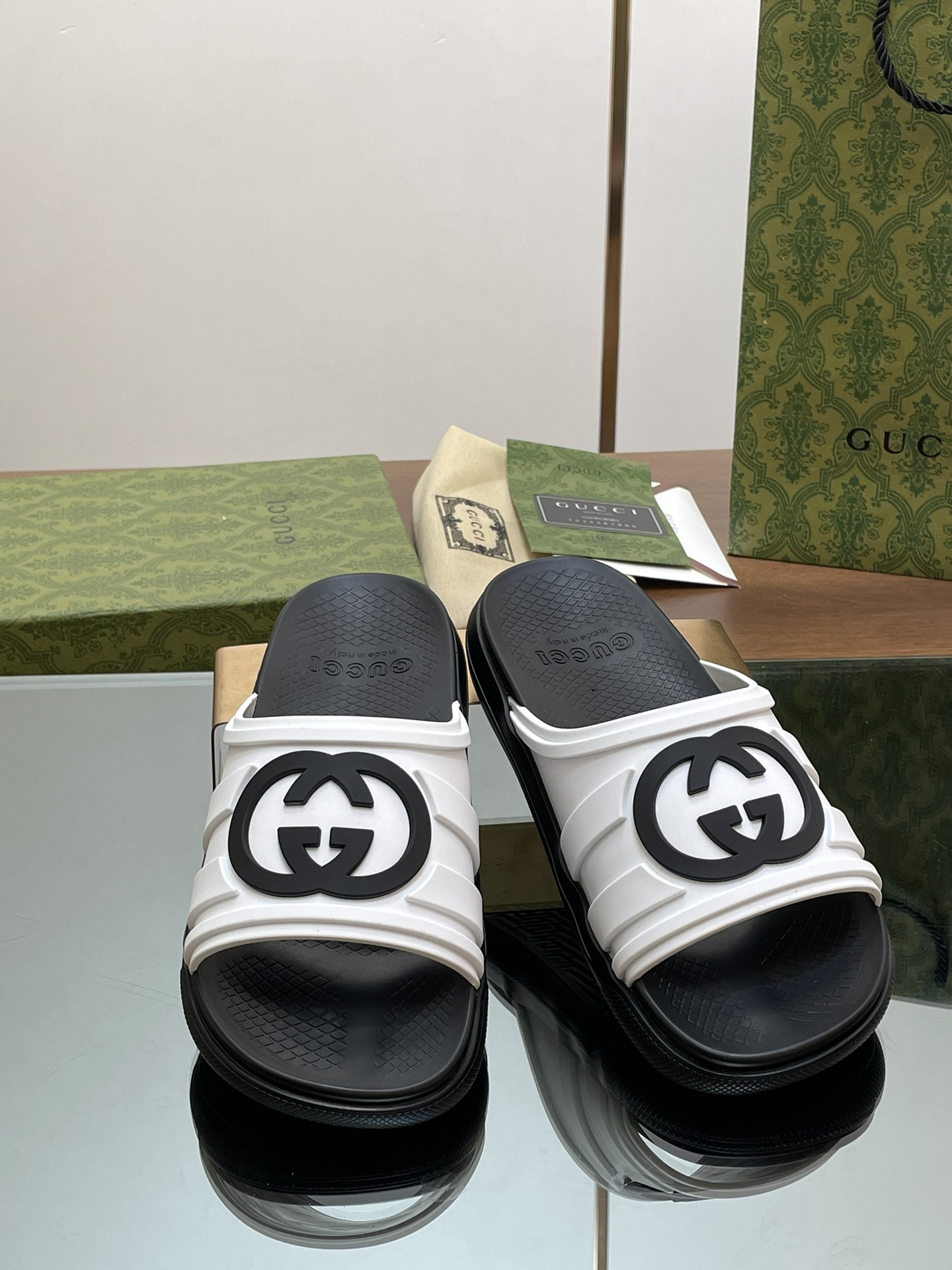 ua G*u*i interlocking g slide sandal