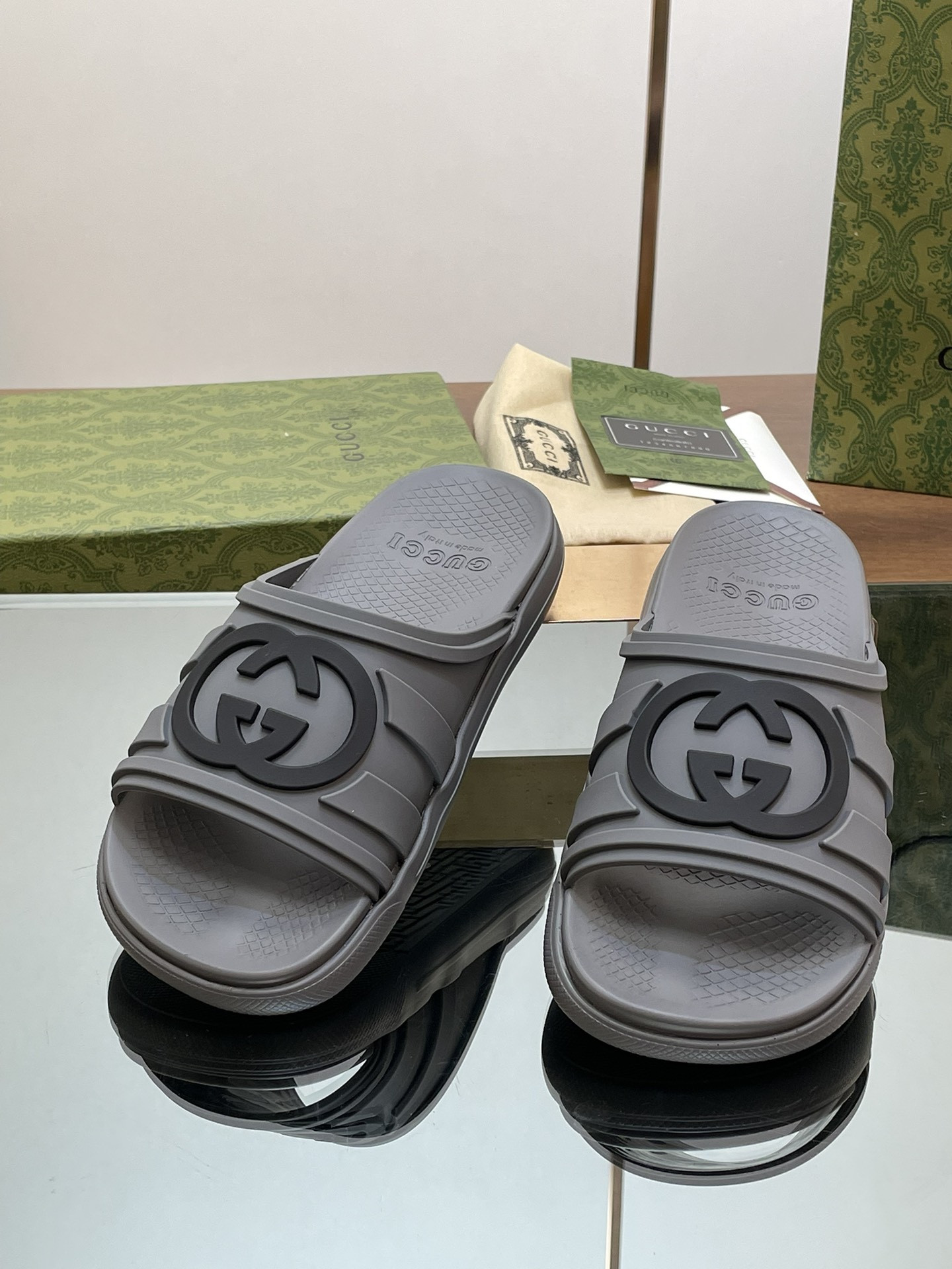 ua G*u*i interlocking g slide sandal