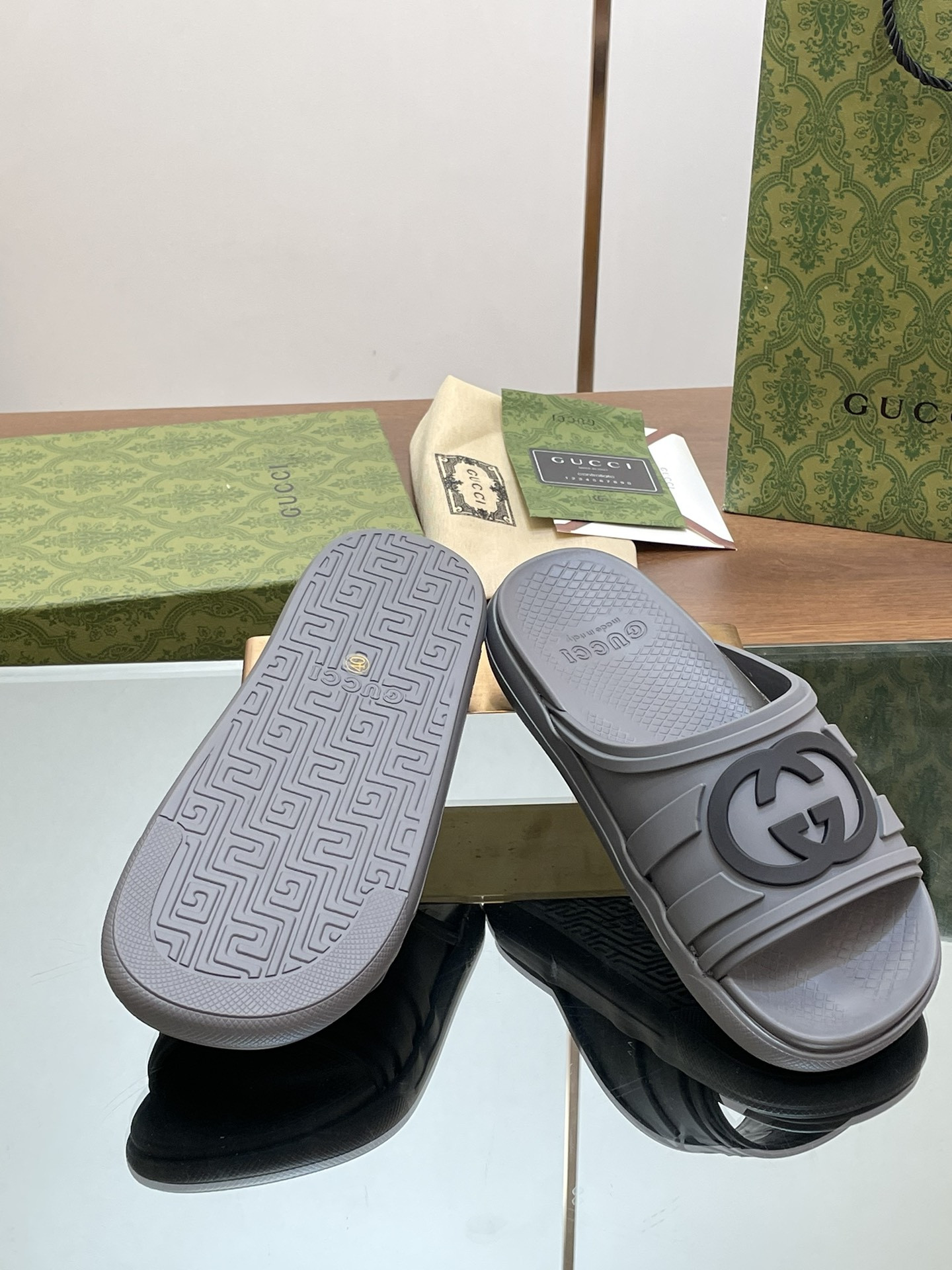 ua G*u*i interlocking g slide sandal