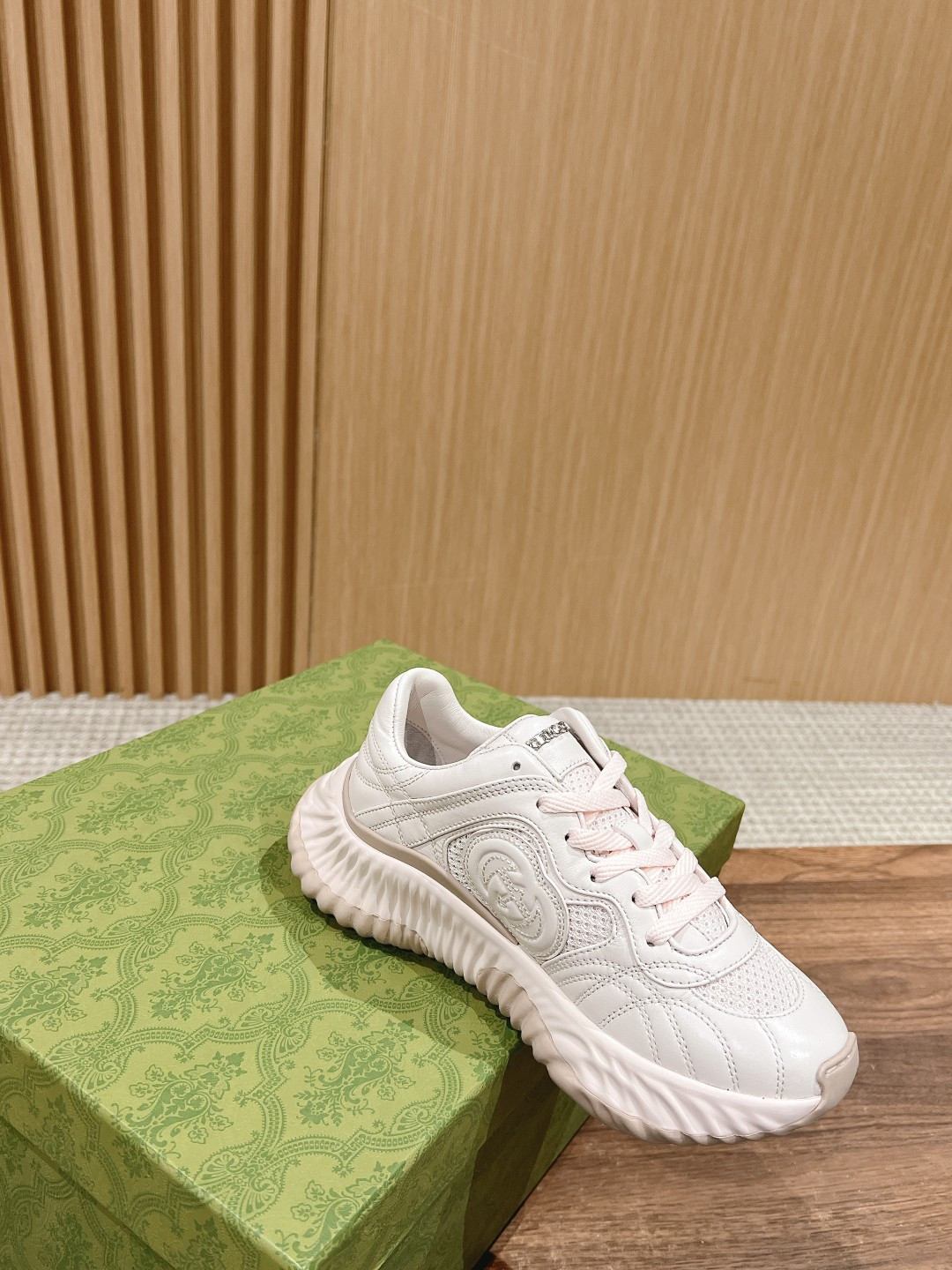 ua G*u*i ripple sneaker