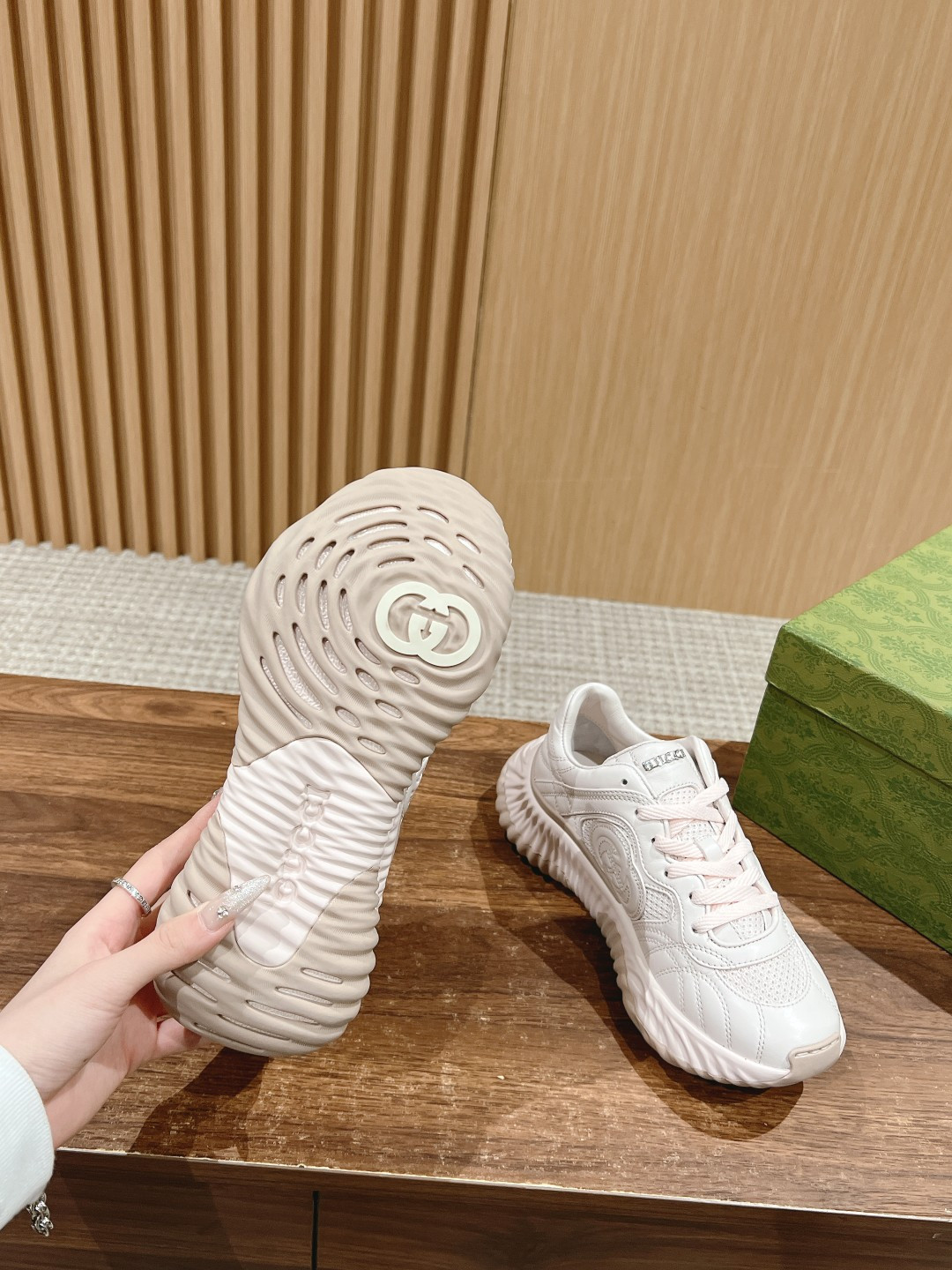 ua G*u*i ripple sneaker
