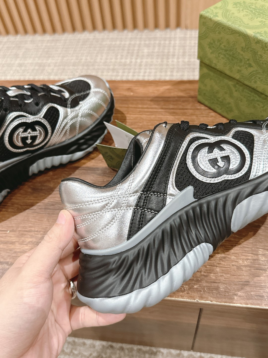 ua G*u*i ripple sneaker