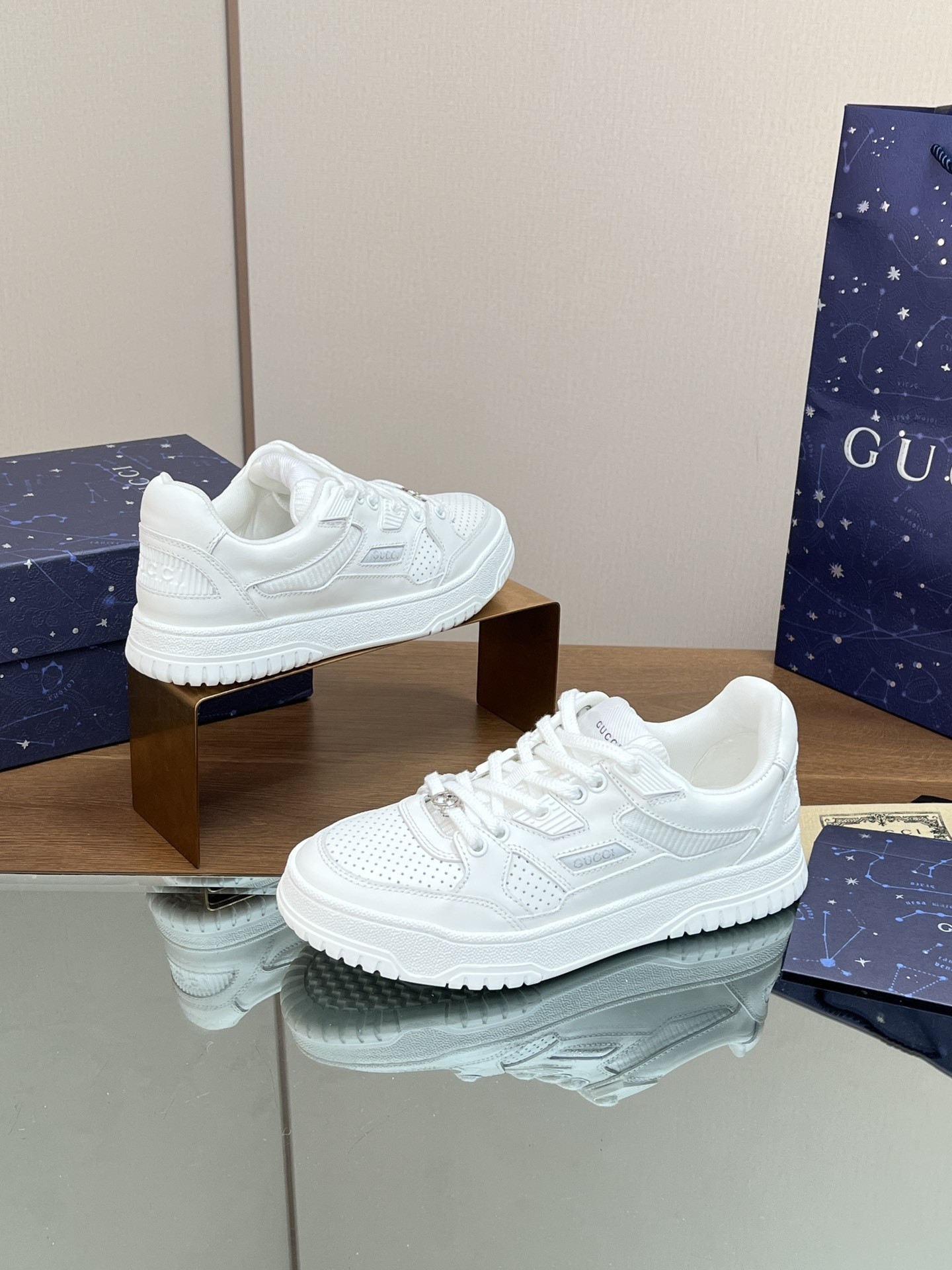 ua G*u*i low-top sneaker