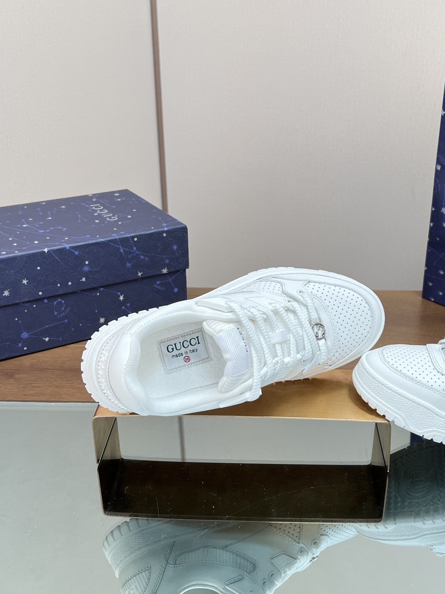ua G*u*i low-top sneaker